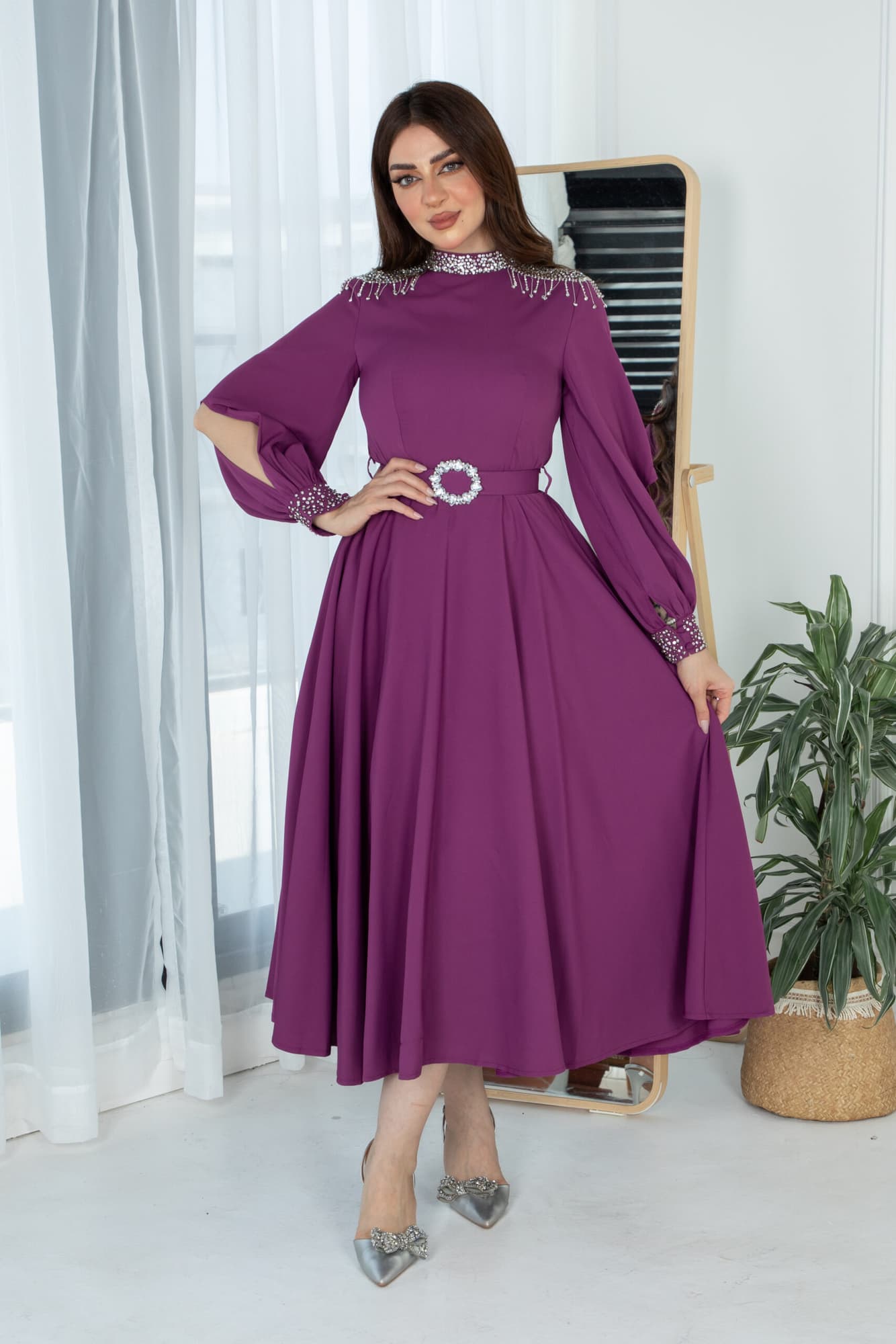 فستان طويل باكمام انيقه مزينه بخرز لامع وحزام كرستال