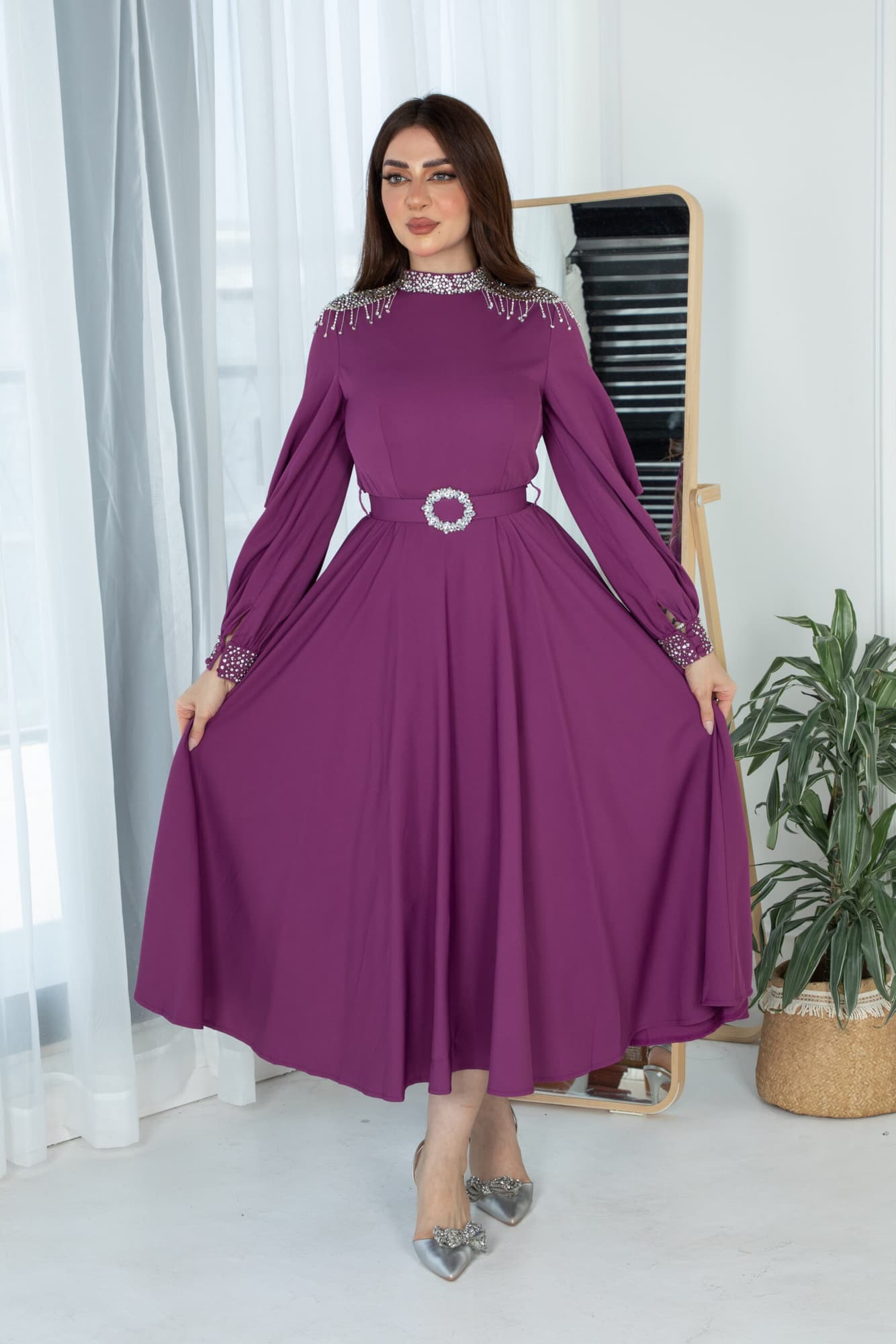 فستان طويل باكمام انيقه مزينه بخرز لامع وحزام كرستال