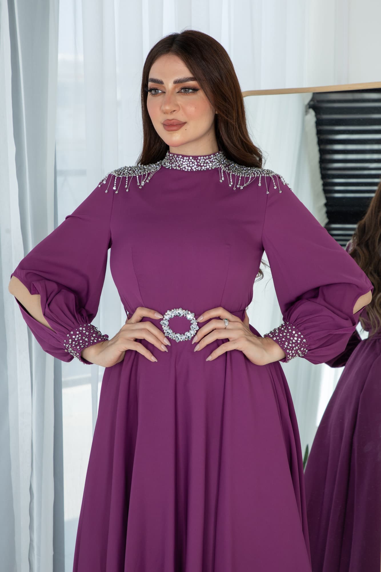 فستان طويل باكمام انيقه مزينه بخرز لامع وحزام كرستال