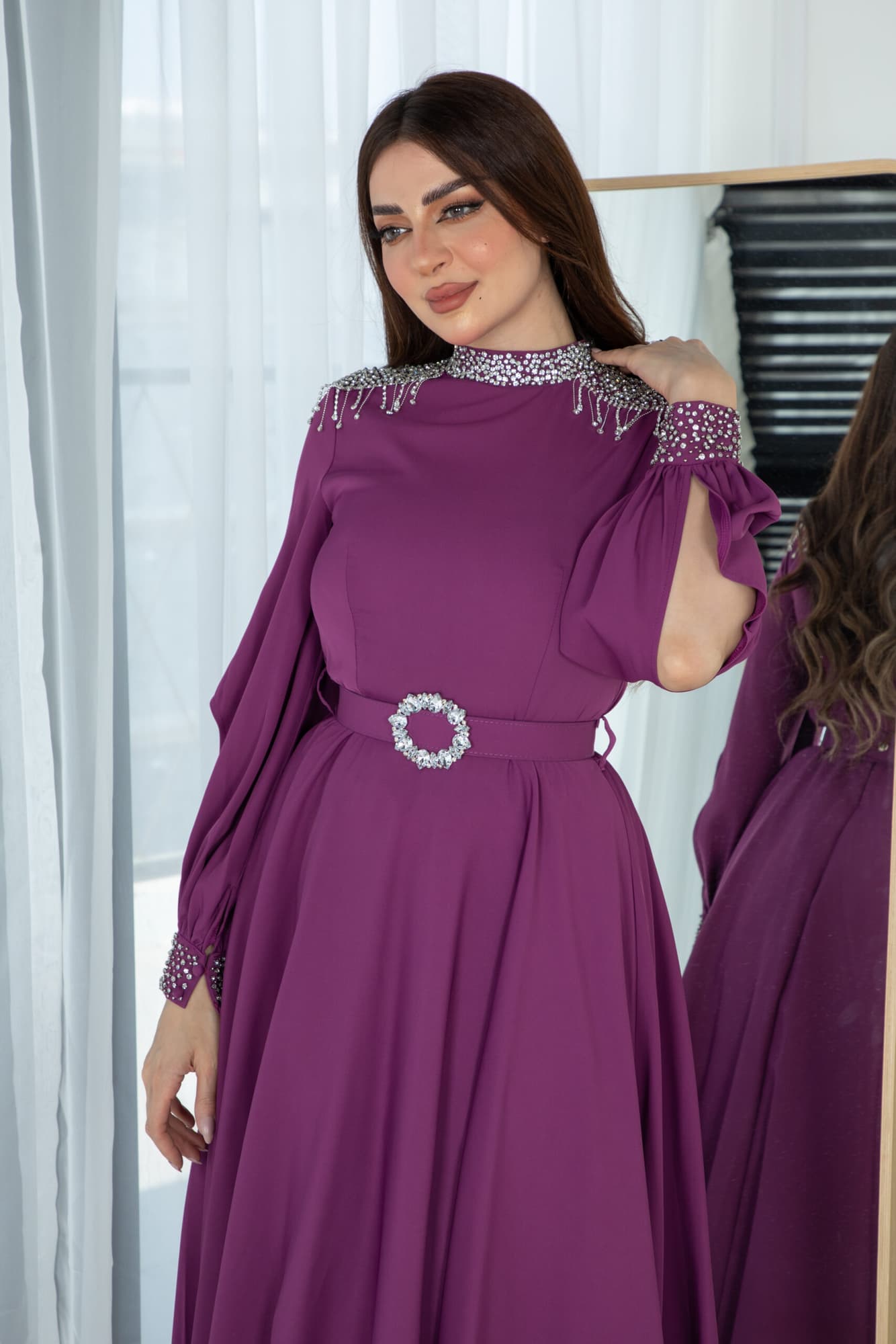 فستان طويل باكمام انيقه مزينه بخرز لامع وحزام كرستال