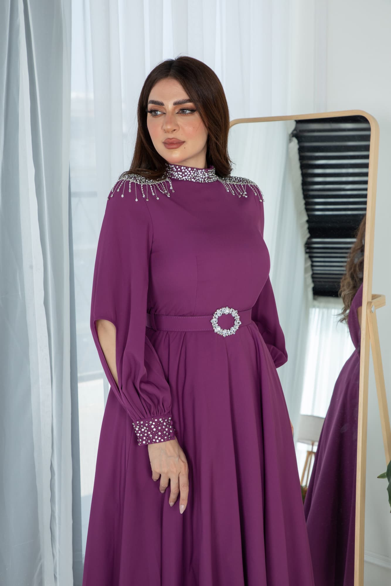 فستان طويل باكمام انيقه مزينه بخرز لامع وحزام كرستال