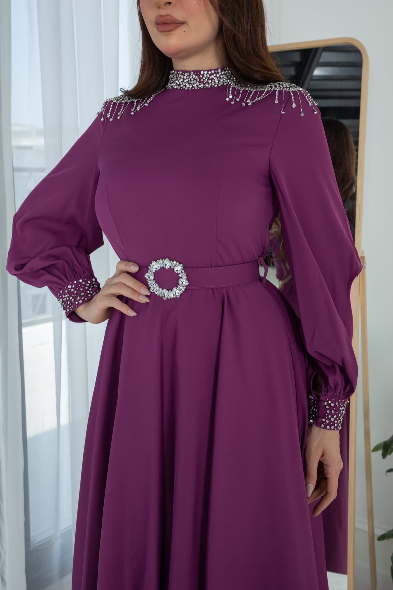 فستان طويل باكمام انيقه مزينه بخرز لامع وحزام كرستال