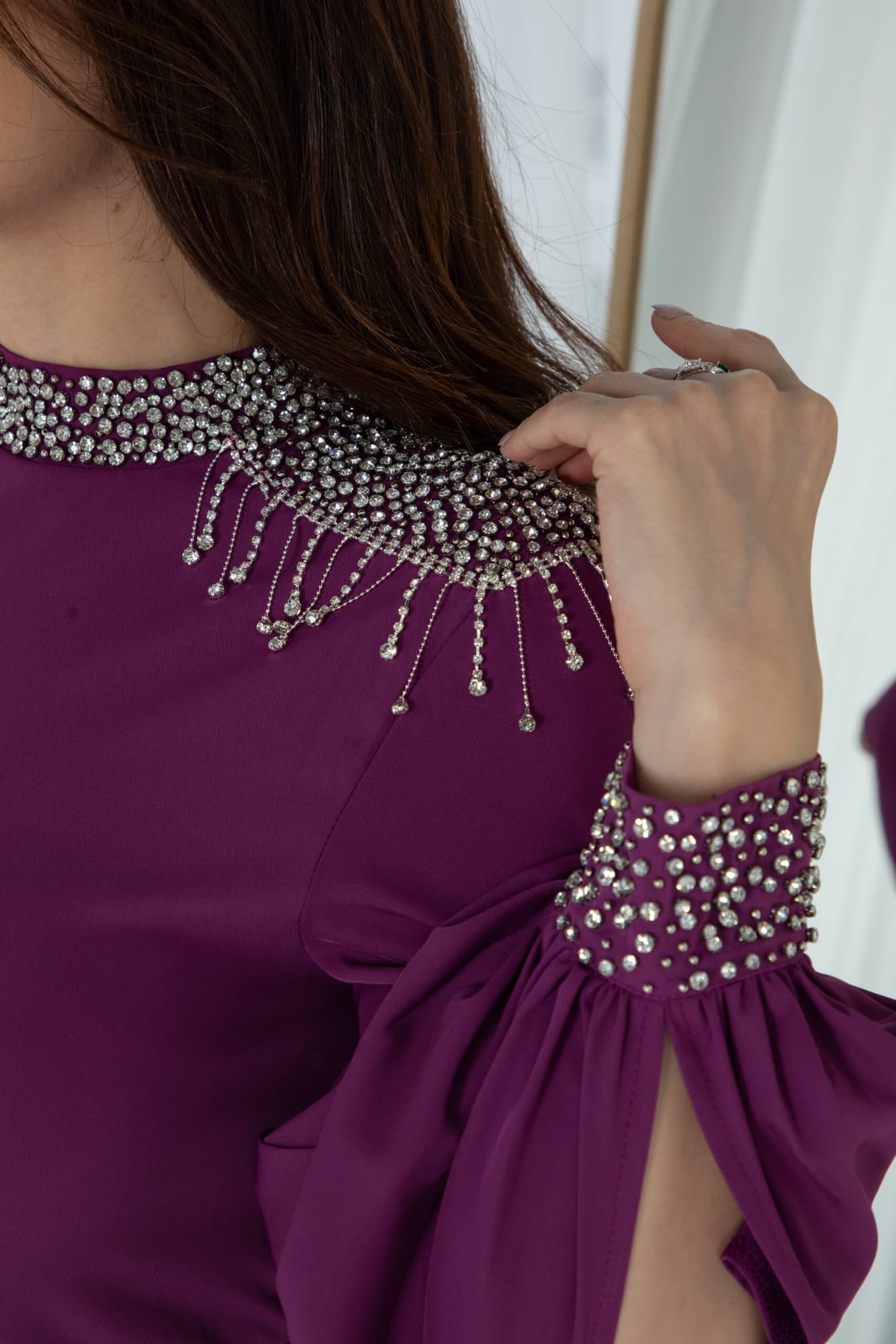 فستان طويل باكمام انيقه مزينه بخرز لامع وحزام كرستال