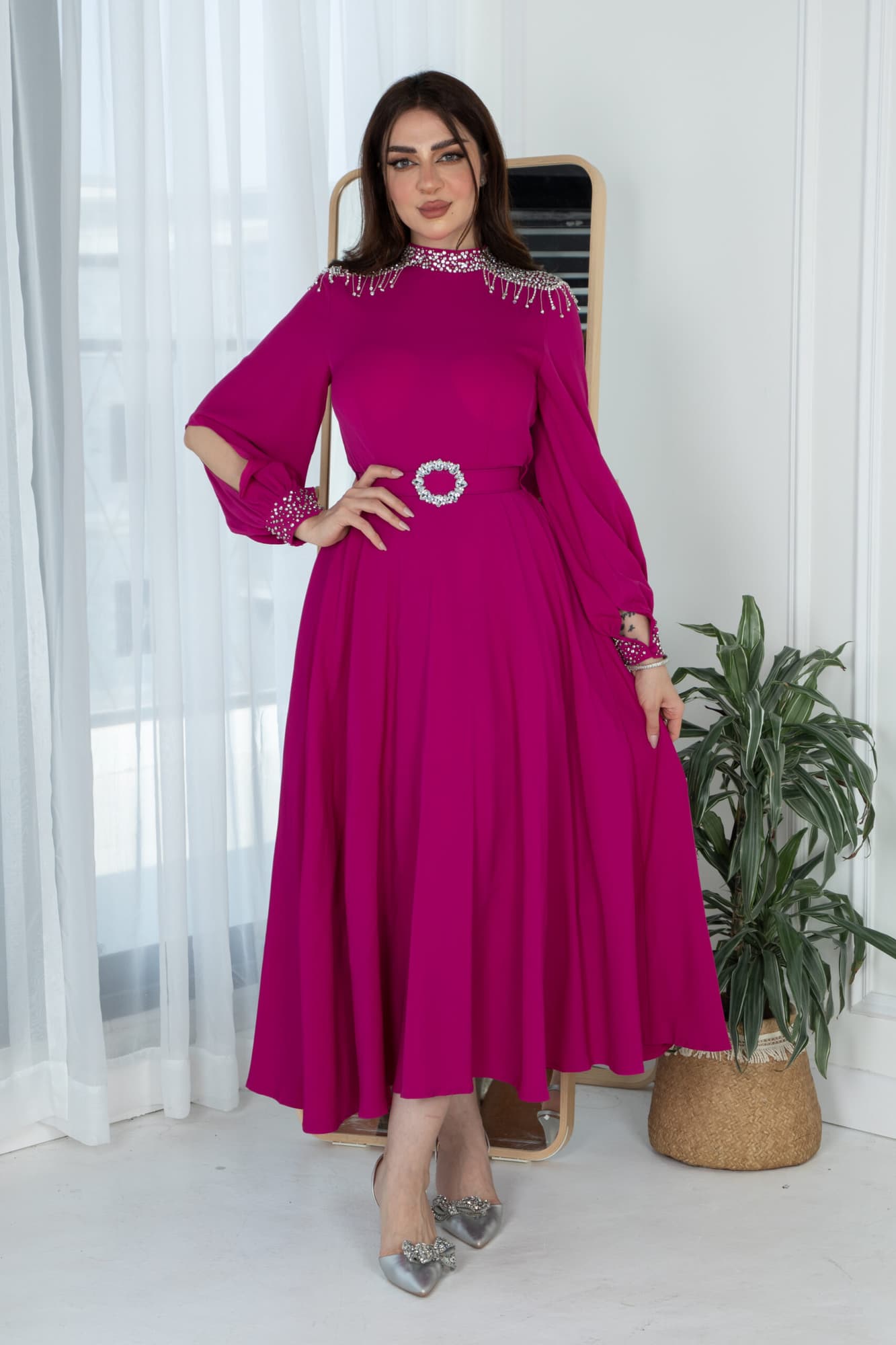 فستان طويل باكمام انيقه مزينه بخرز لامع وحزام كرستال