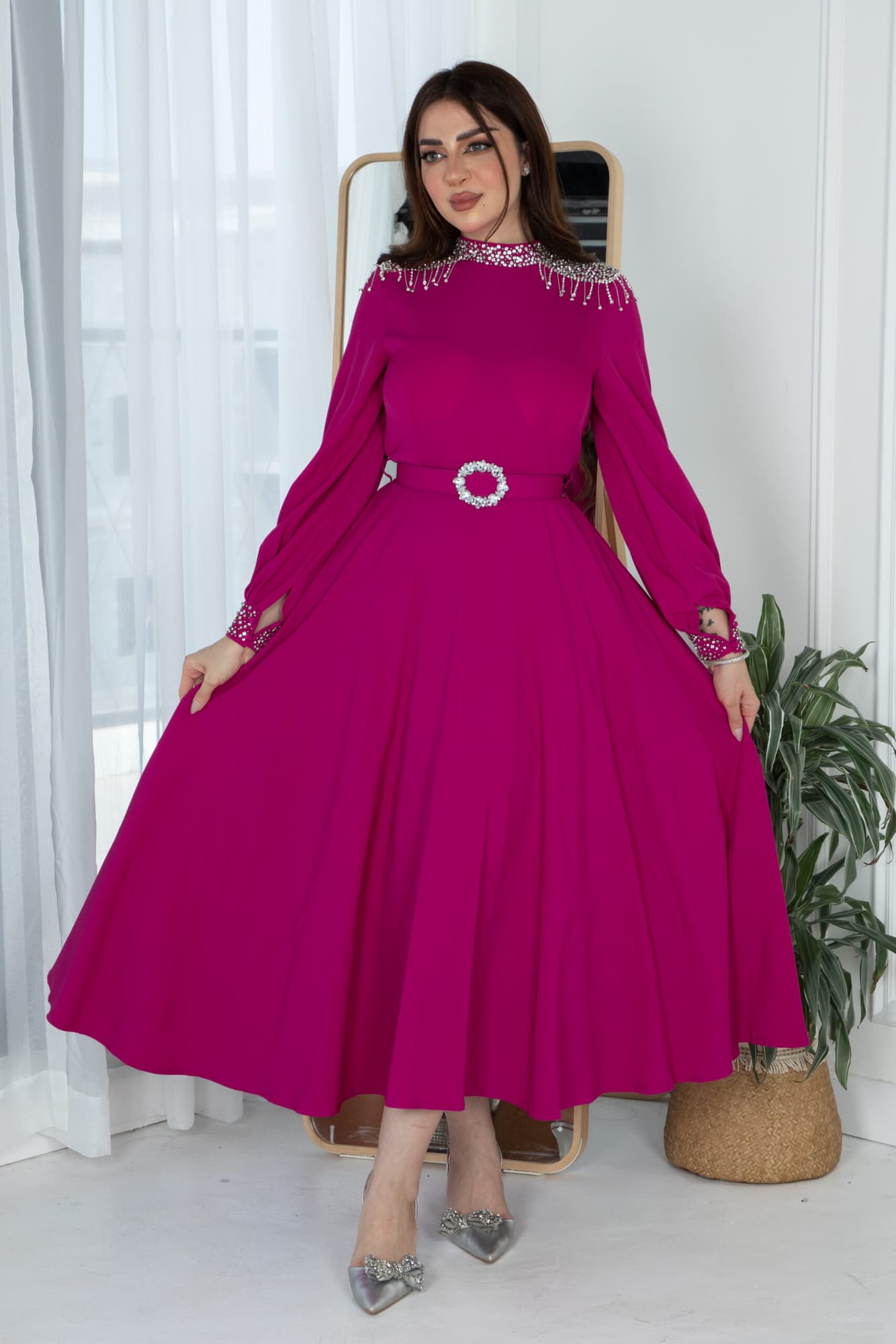 فستان طويل باكمام انيقه مزينه بخرز لامع وحزام كرستال