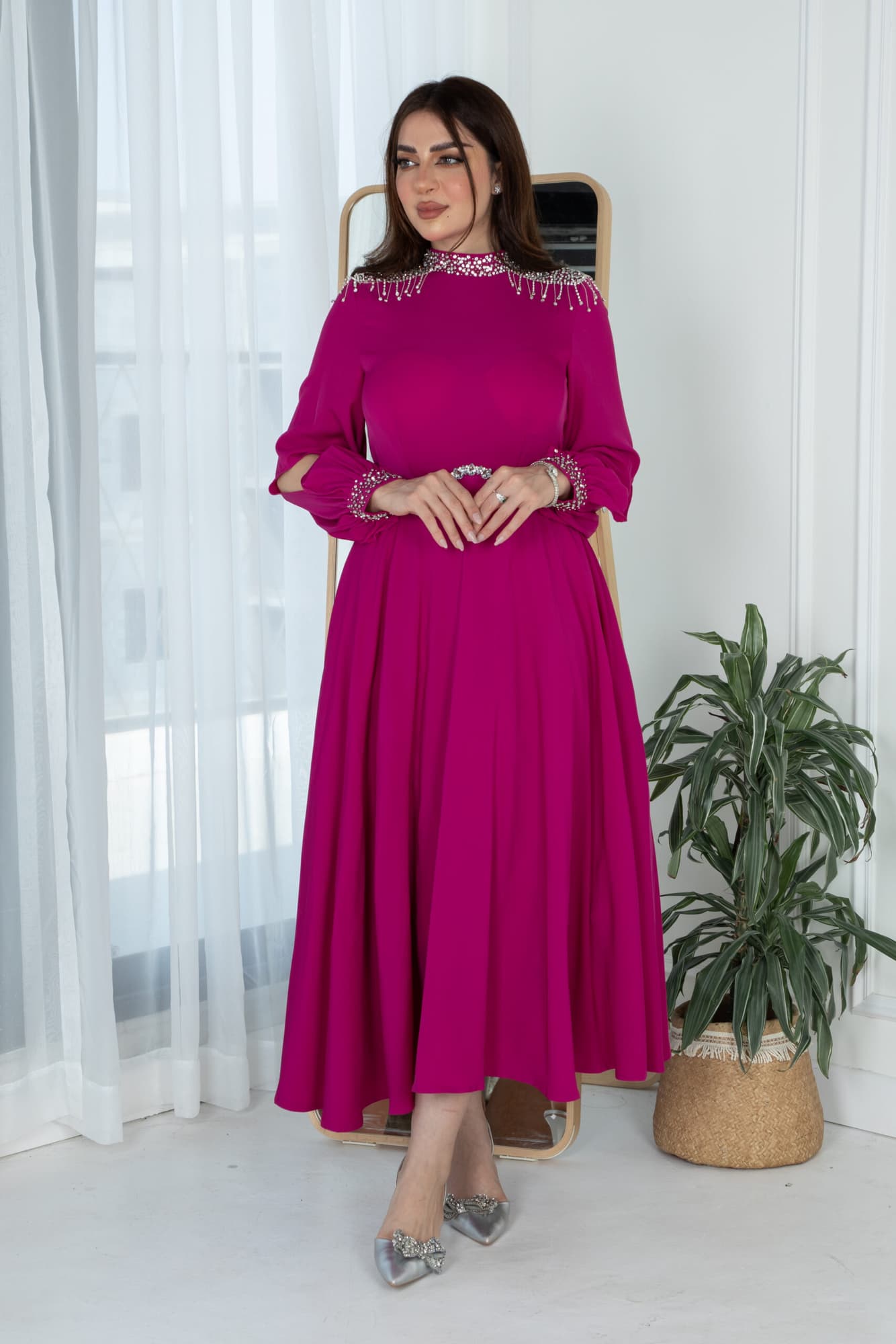 فستان طويل باكمام انيقه مزينه بخرز لامع وحزام كرستال