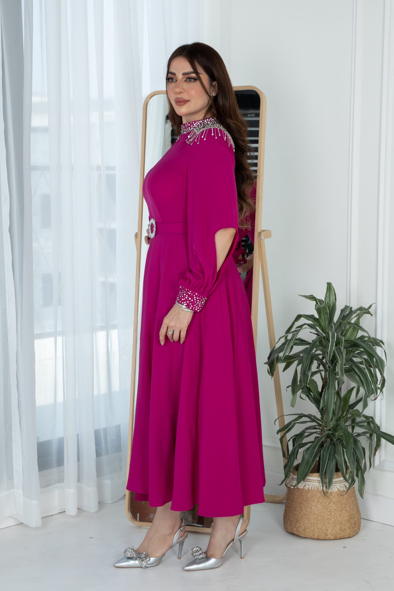 فستان طويل باكمام انيقه مزينه بخرز لامع وحزام كرستال