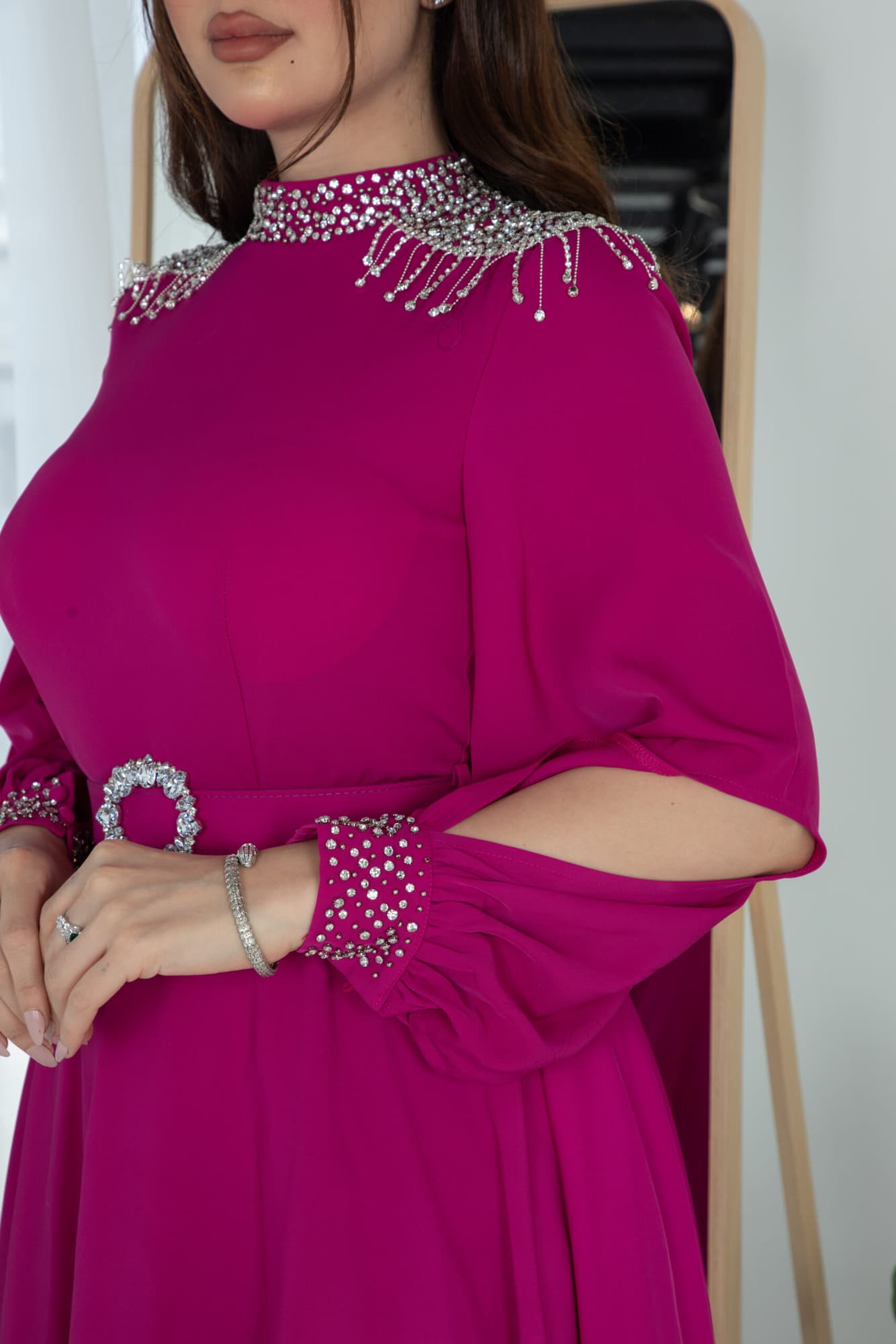 فستان طويل باكمام انيقه مزينه بخرز لامع وحزام كرستال