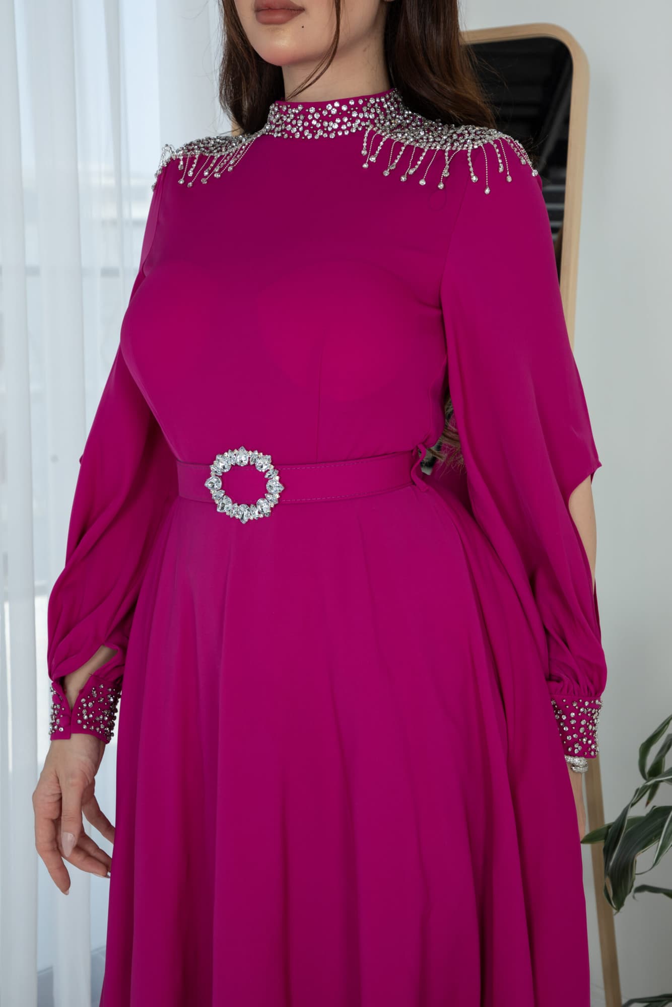 فستان طويل باكمام انيقه مزينه بخرز لامع وحزام كرستال