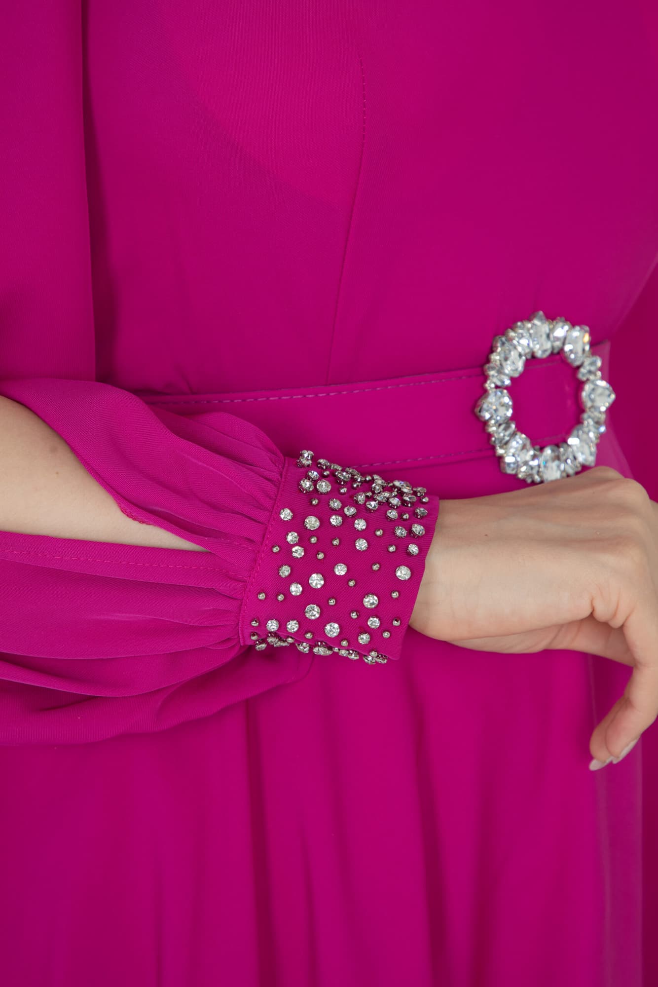 فستان طويل باكمام انيقه مزينه بخرز لامع وحزام كرستال