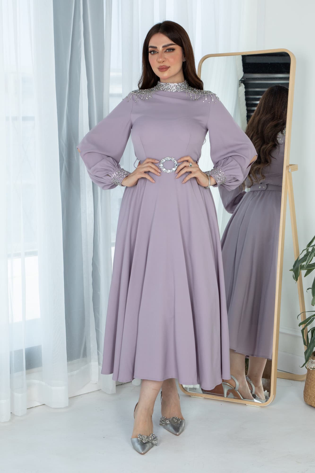 فستان طويل باكمام انيقه مزينه بخرز لامع وحزام كرستال