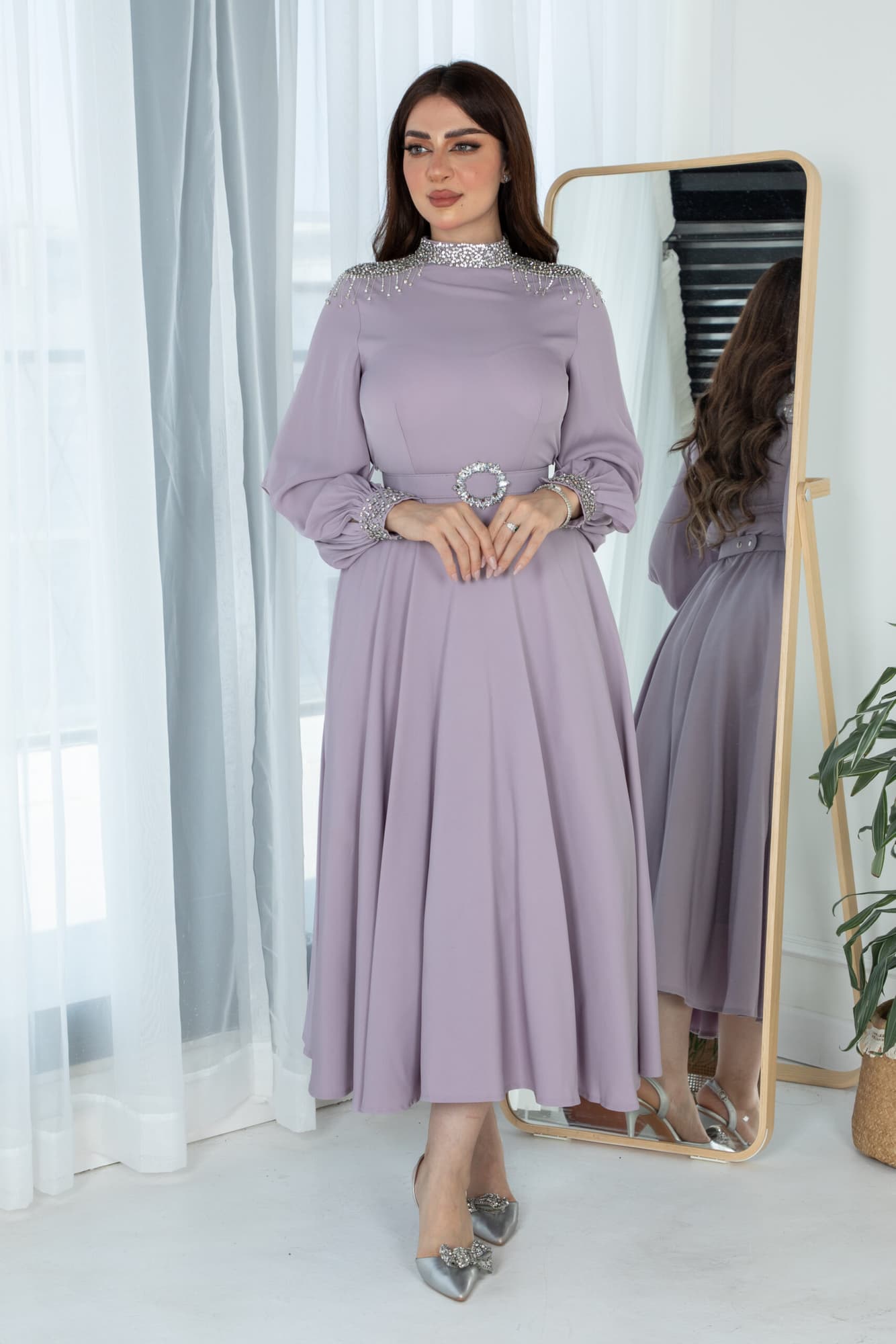 فستان طويل باكمام انيقه مزينه بخرز لامع وحزام كرستال