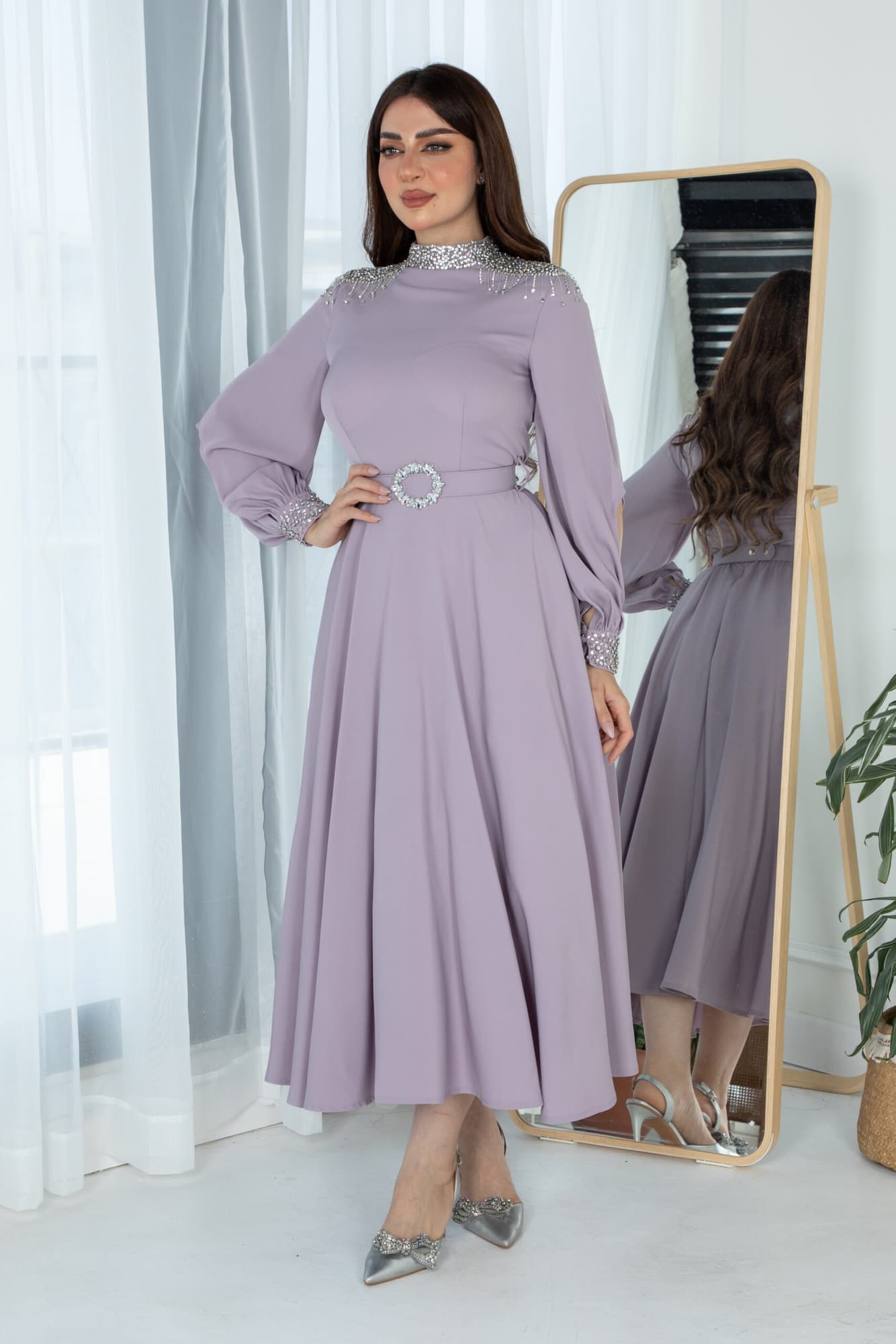 فستان طويل باكمام انيقه مزينه بخرز لامع وحزام كرستال