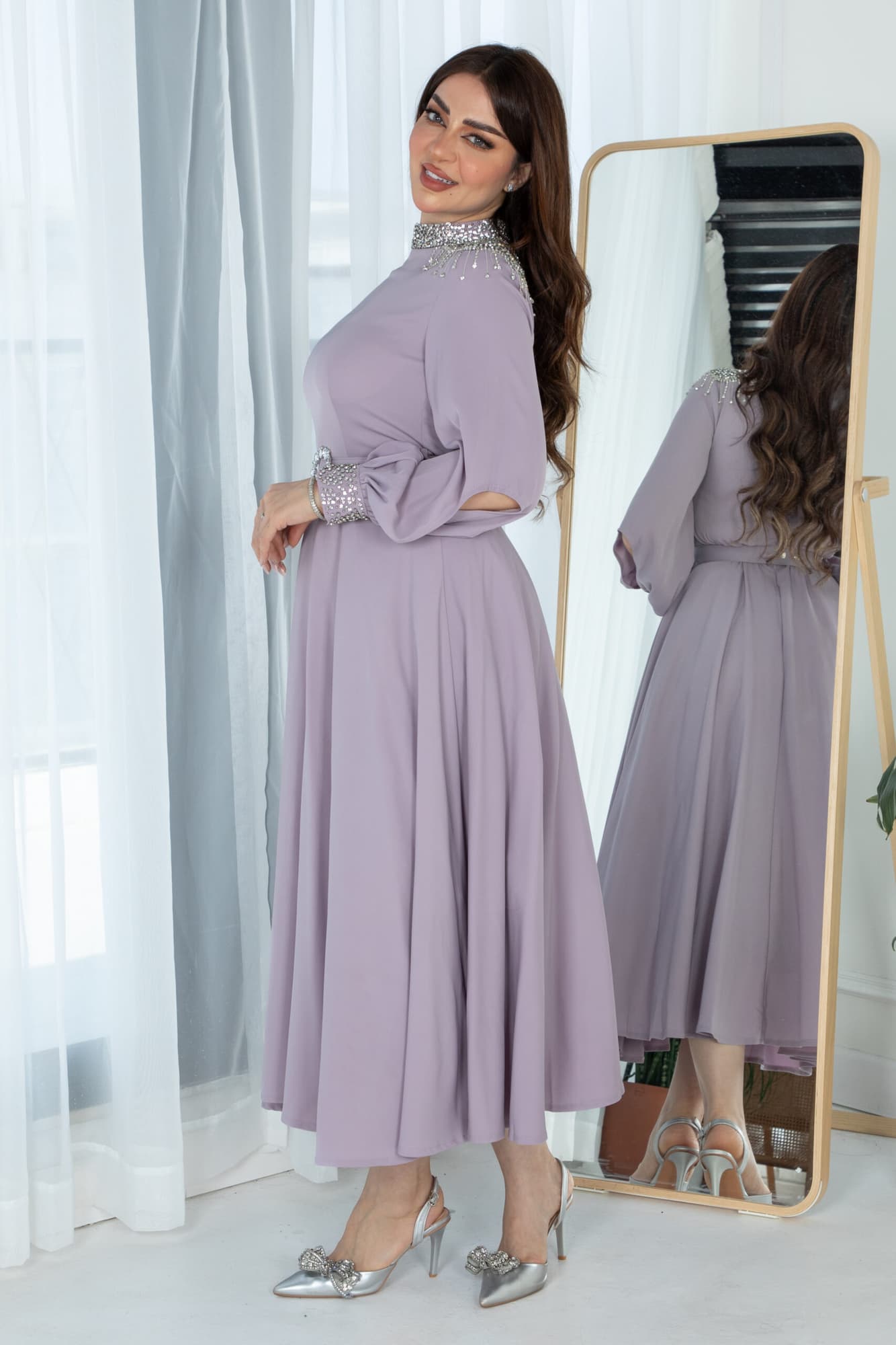 فستان طويل باكمام انيقه مزينه بخرز لامع وحزام كرستال