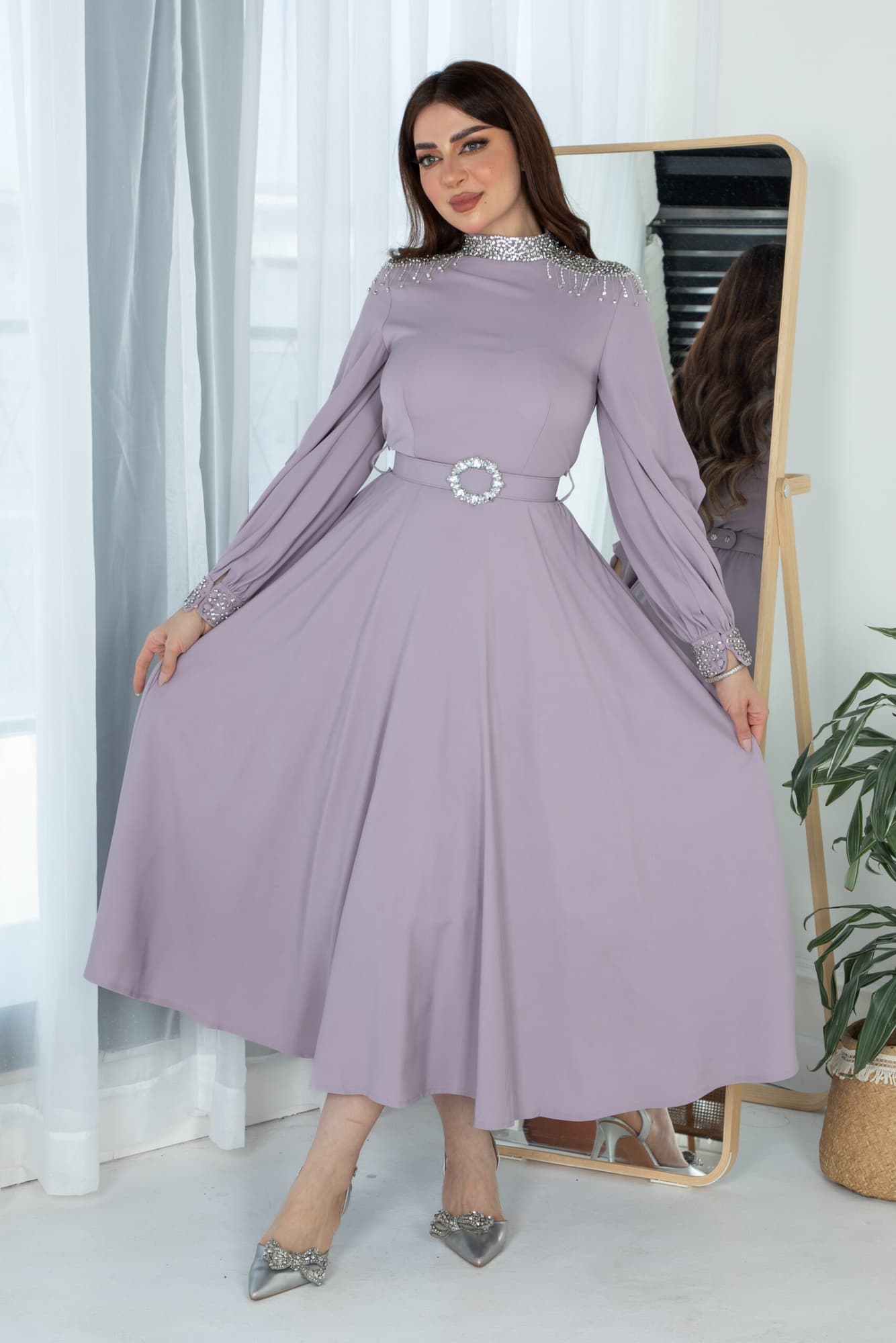 فستان طويل باكمام انيقه مزينه بخرز لامع وحزام كرستال