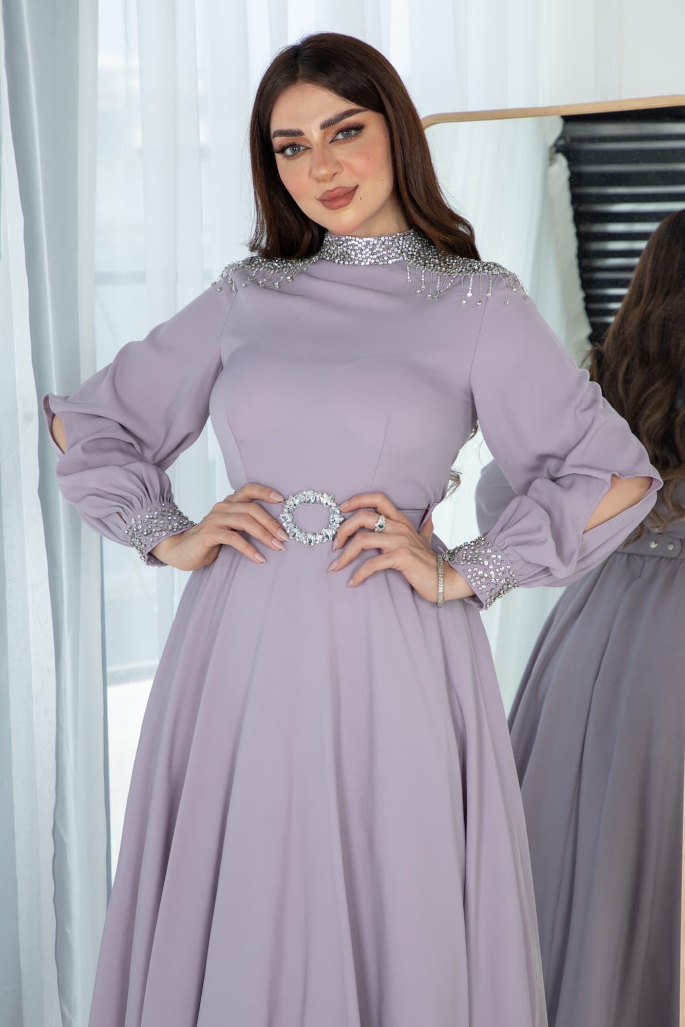 فستان طويل باكمام انيقه مزينه بخرز لامع وحزام كرستال