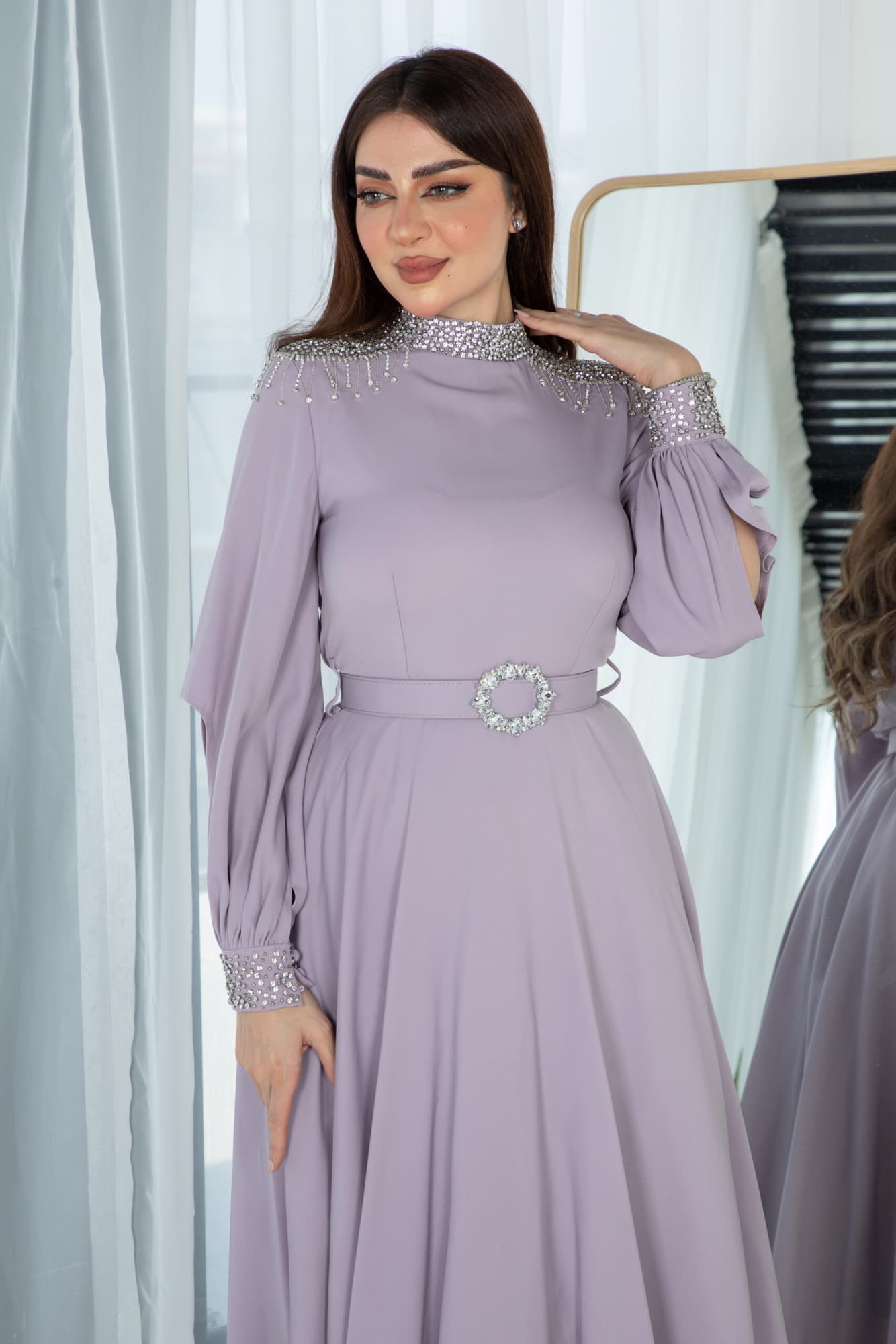 فستان طويل باكمام انيقه مزينه بخرز لامع وحزام كرستال