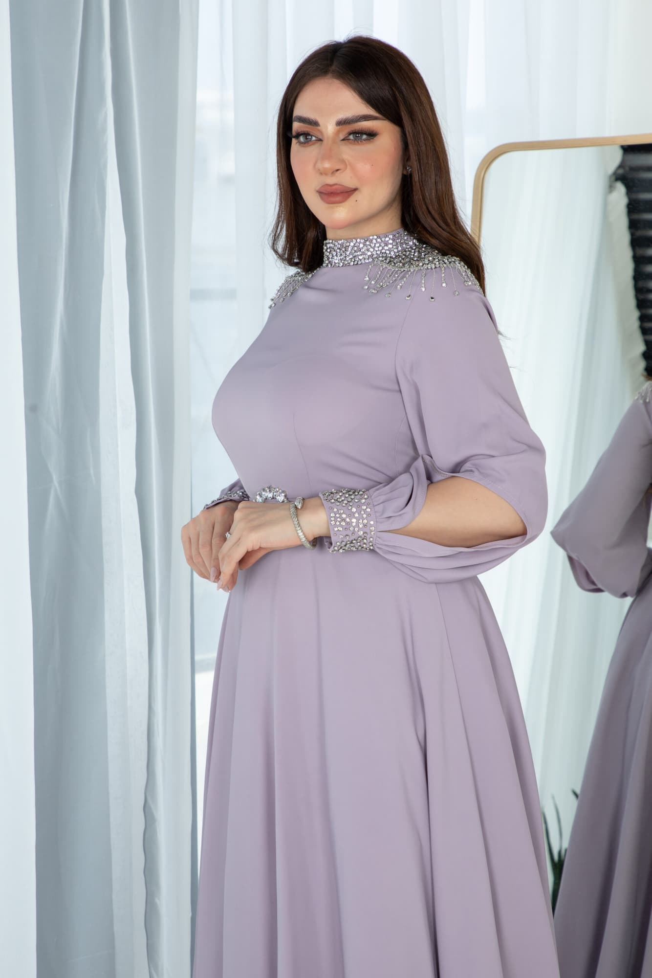 فستان طويل باكمام انيقه مزينه بخرز لامع وحزام كرستال