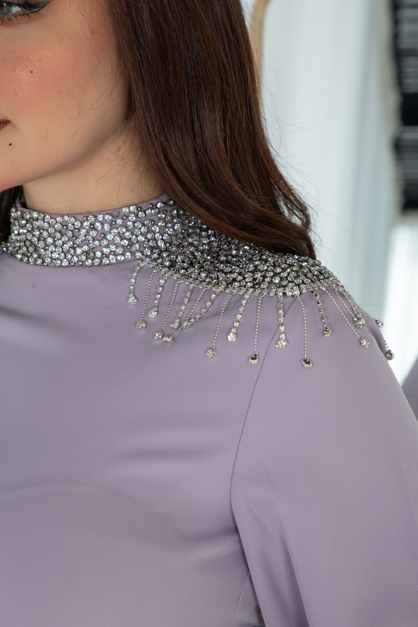 فستان طويل باكمام انيقه مزينه بخرز لامع وحزام كرستال