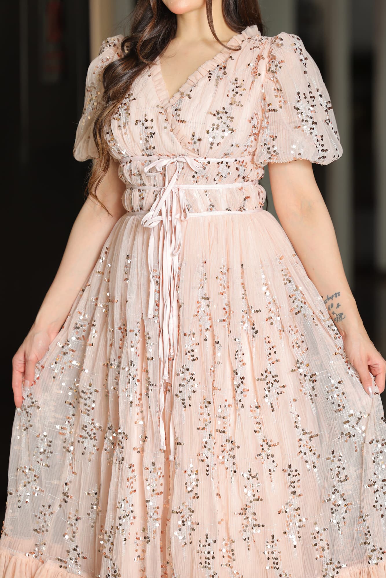 فستان انيق مزين بالترتر بربطه امامية مشمشي