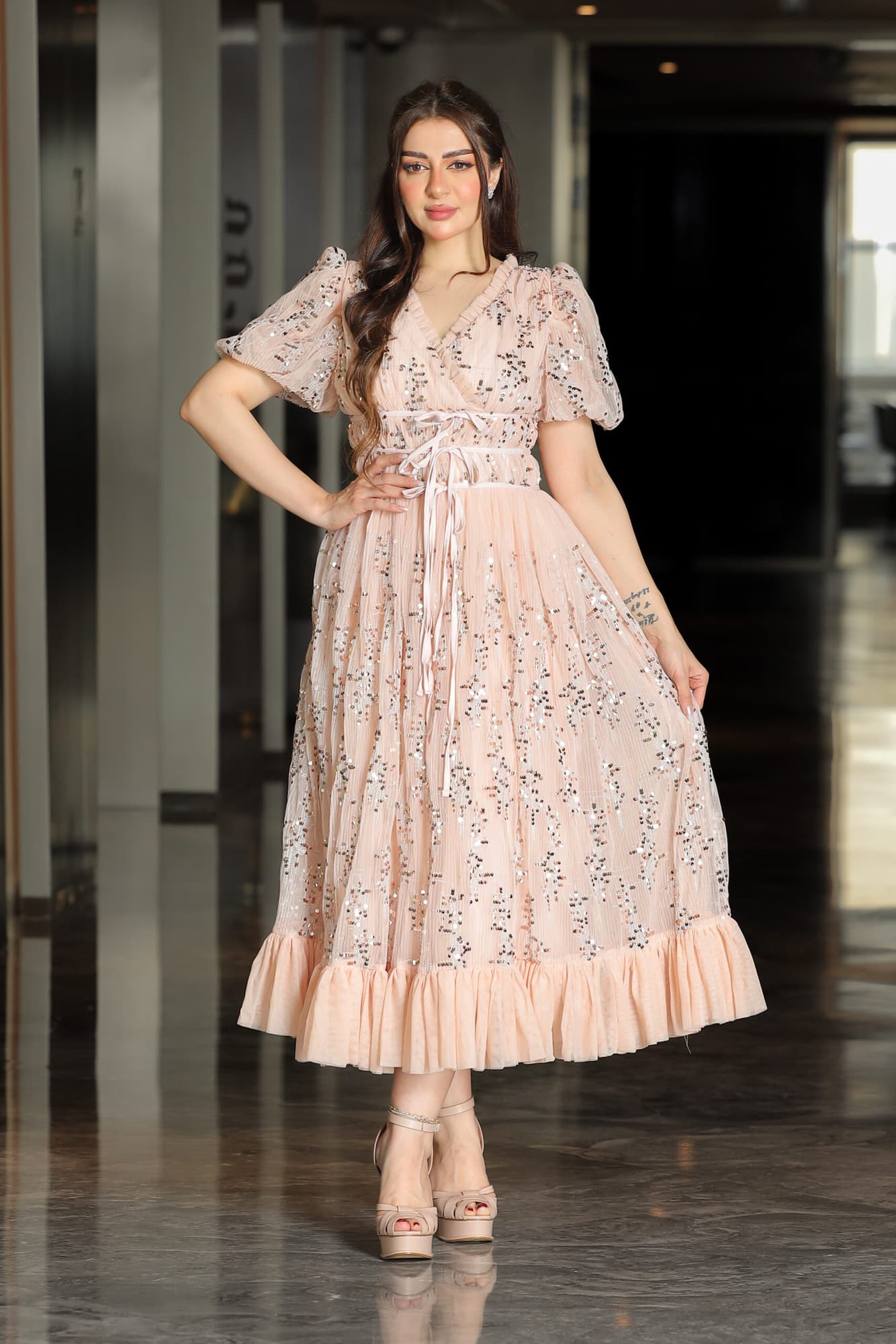 فستان انيق مزين بالترتر بربطه امامية