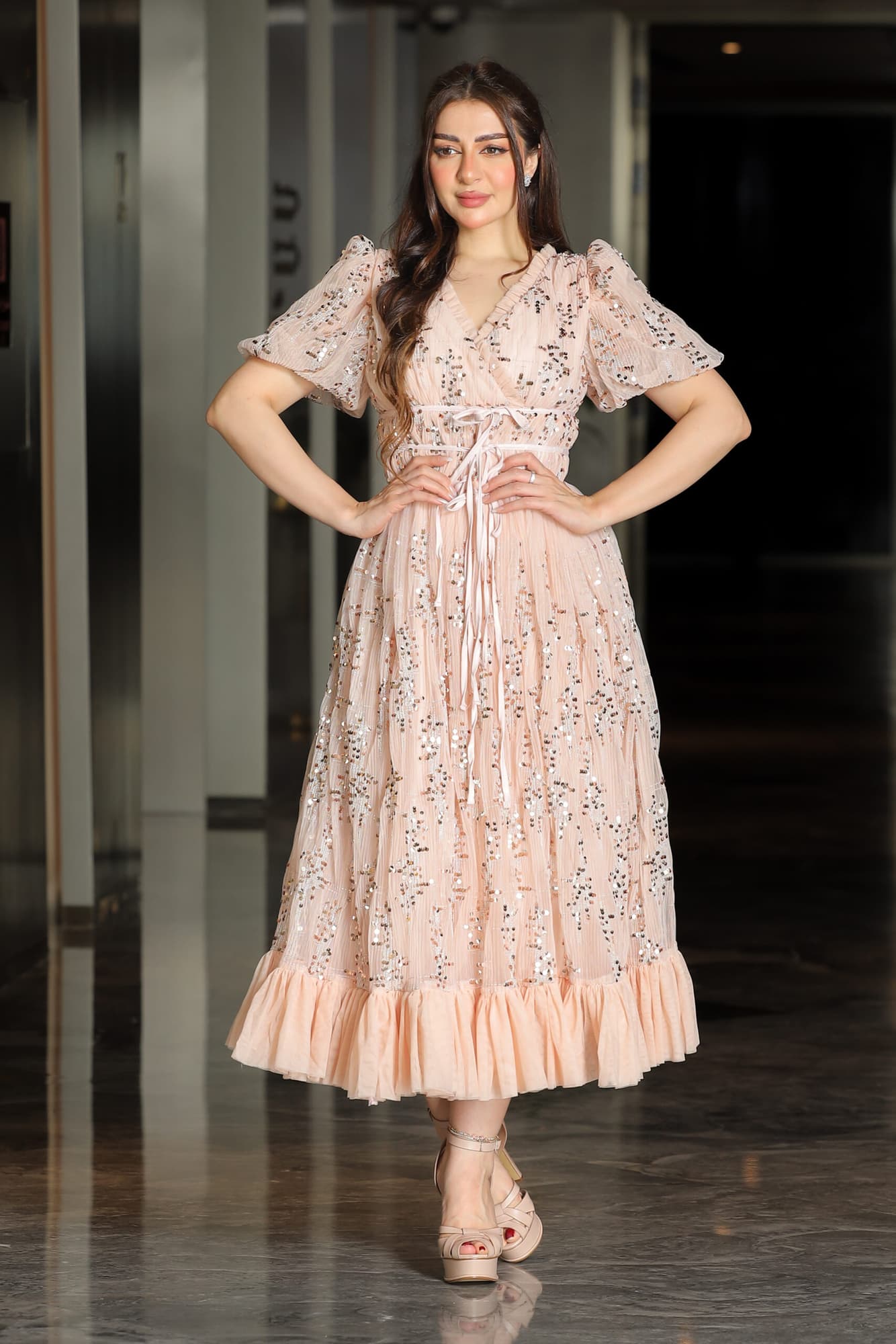 فستان انيق مزين بالترتر بربطه امامية