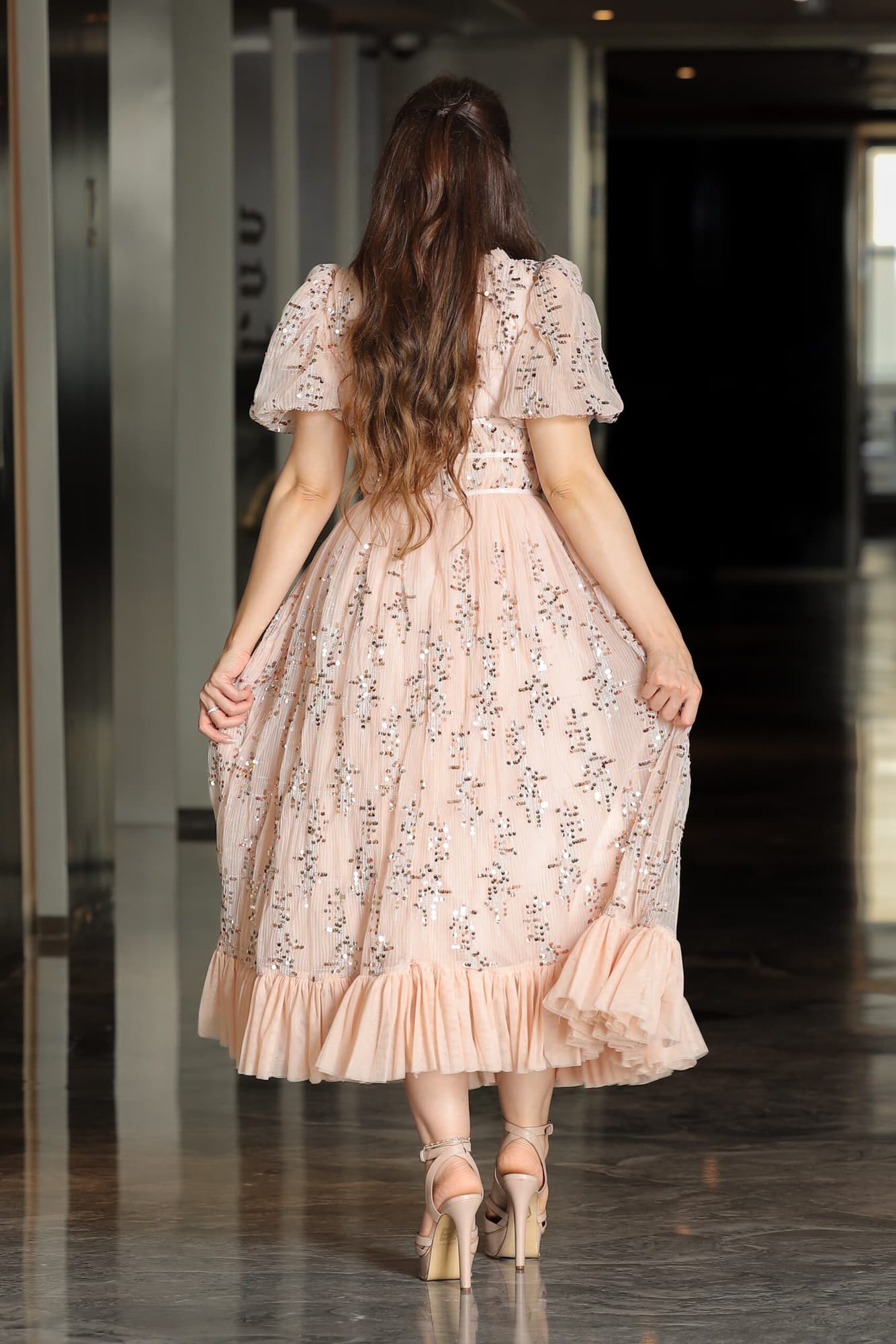 فستان انيق مزين بالترتر بربطه امامية