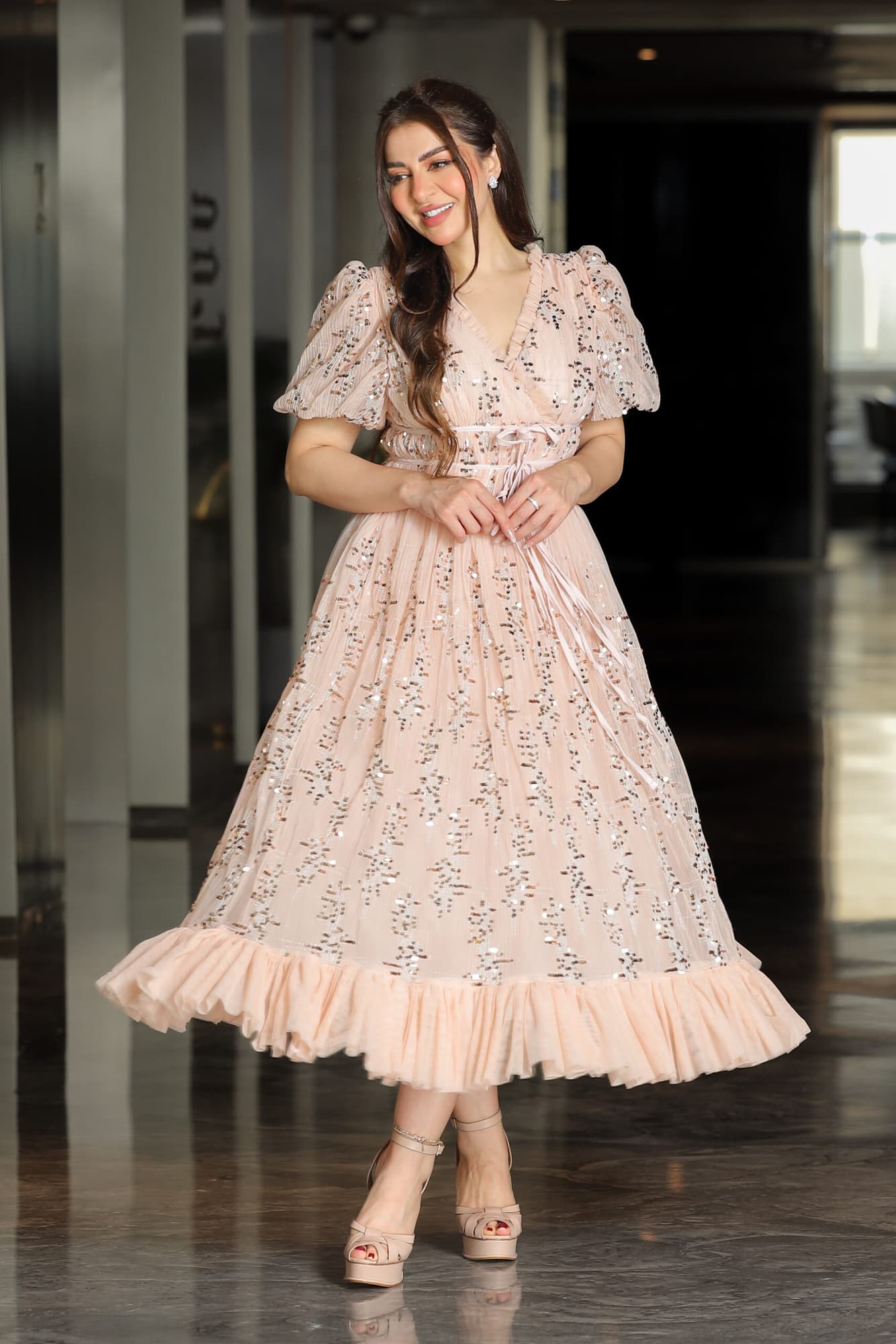 فستان انيق مزين بالترتر بربطه امامية