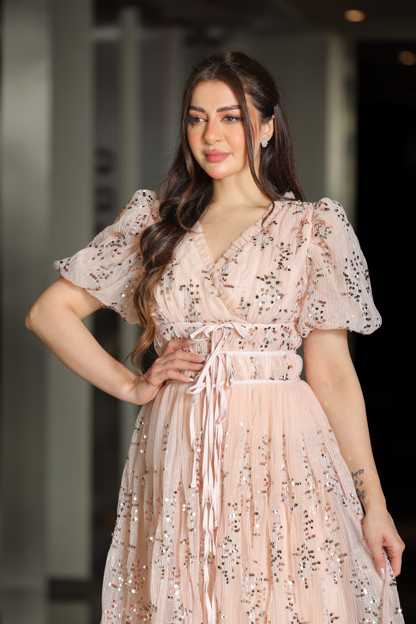 فستان انيق مزين بالترتر بربطه امامية