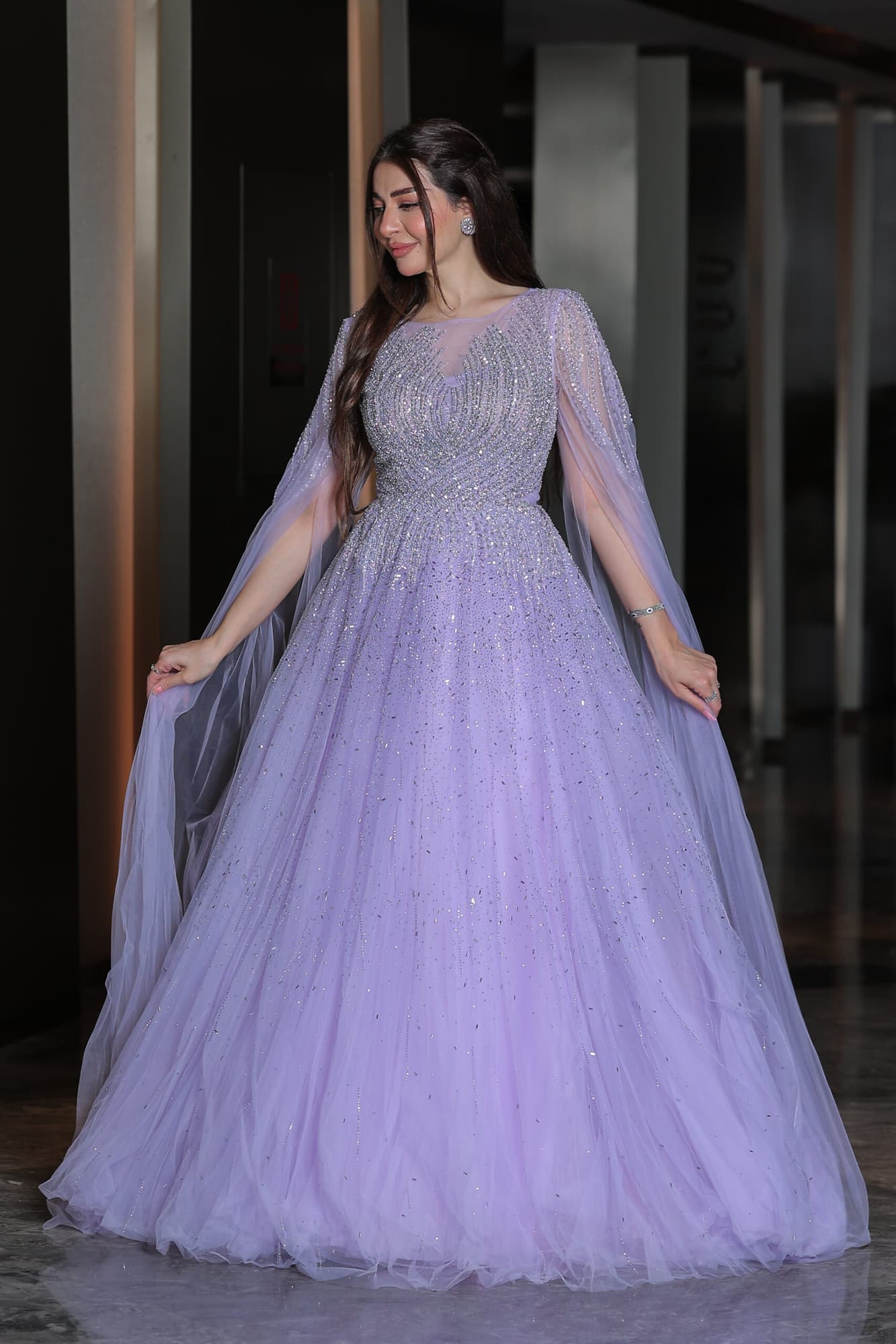 فستان سهرة خناقي بأكمام كيب طويلة مزين بفصوص براقة