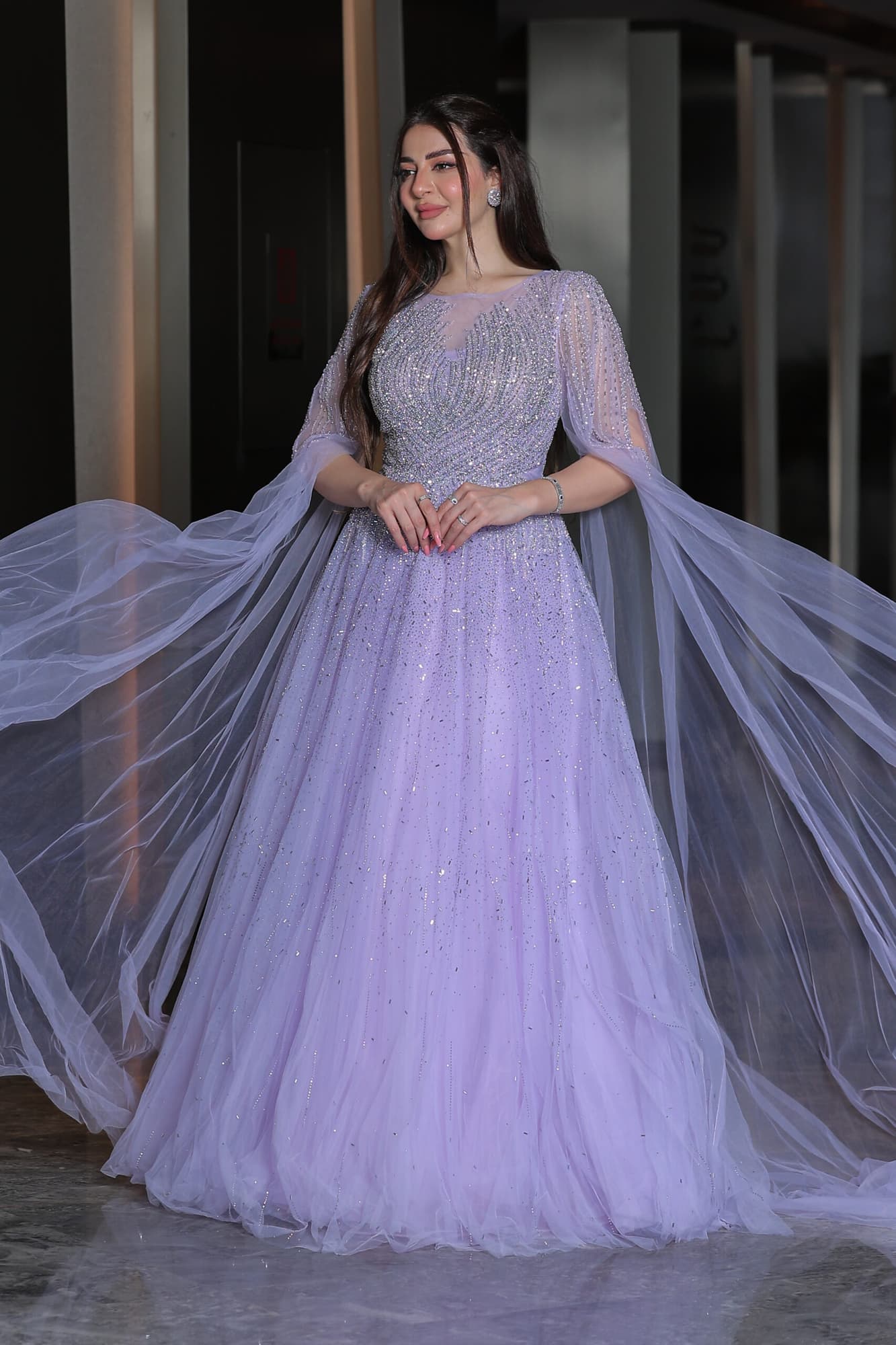 فستان سهرة خناقي بأكمام كيب طويلة مزين بفصوص براقة