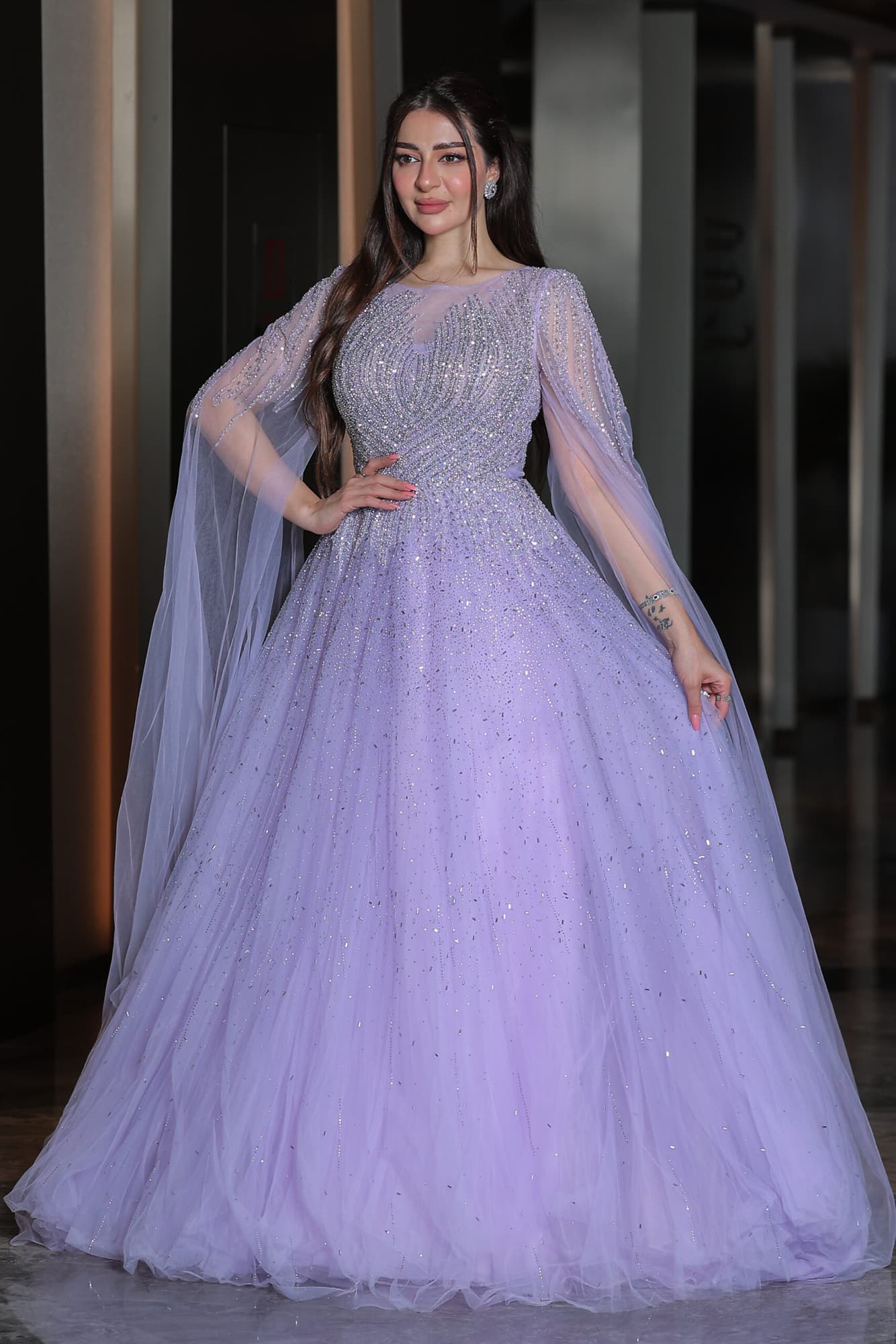 فستان سهرة خناقي بأكمام كيب طويلة مزين بفصوص براقة