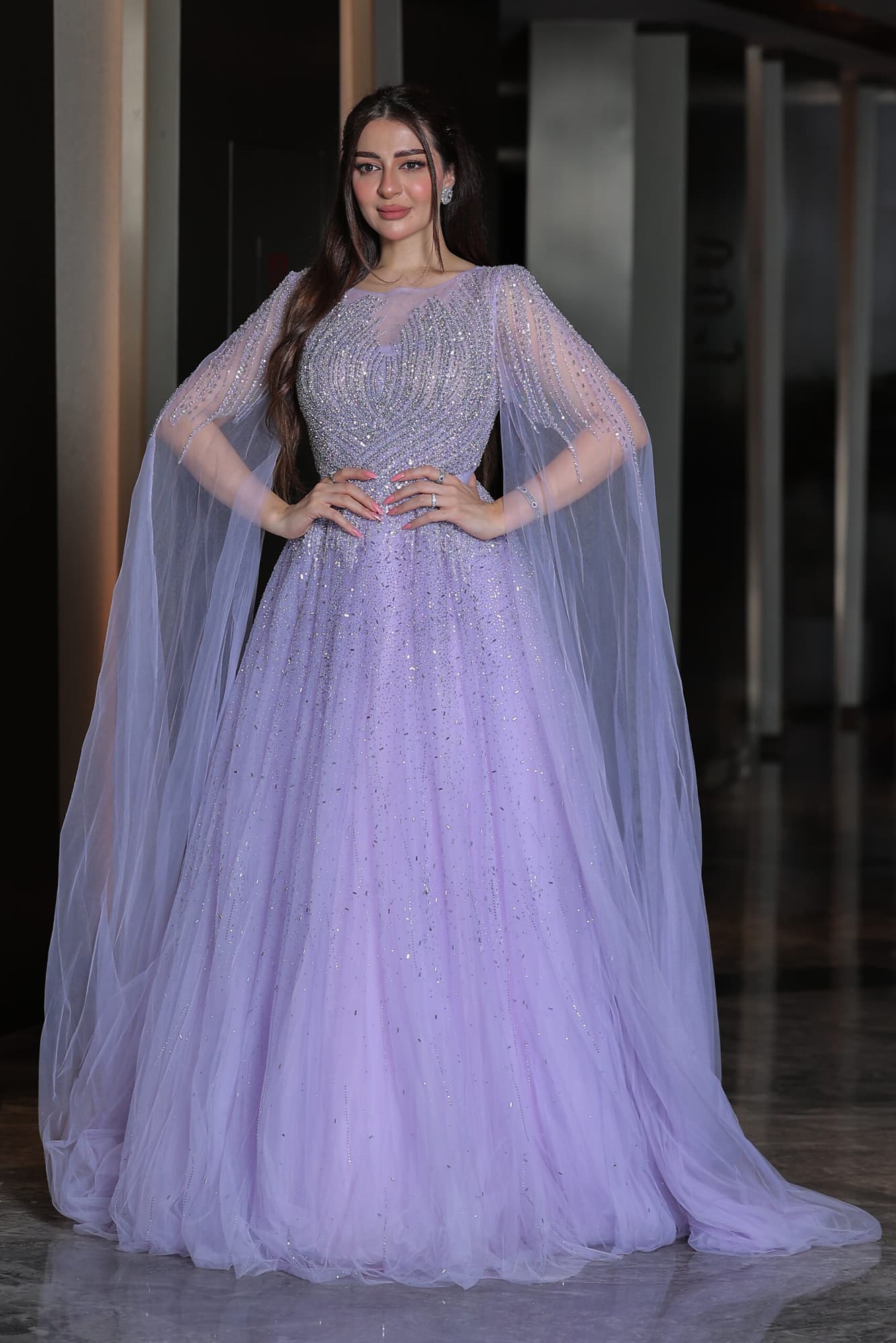 فستان سهرة خناقي بأكمام كيب طويلة مزين بفصوص براقة