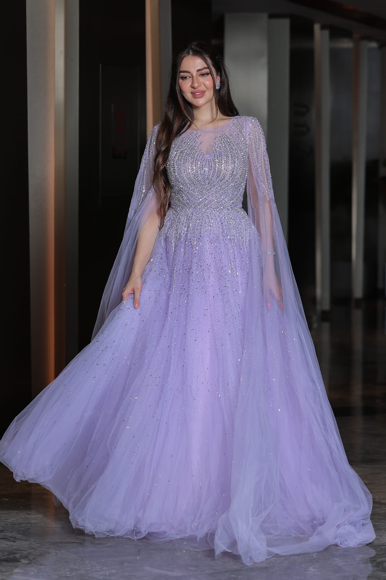 فستان سهرة خناقي بأكمام كيب طويلة مزين بفصوص براقة