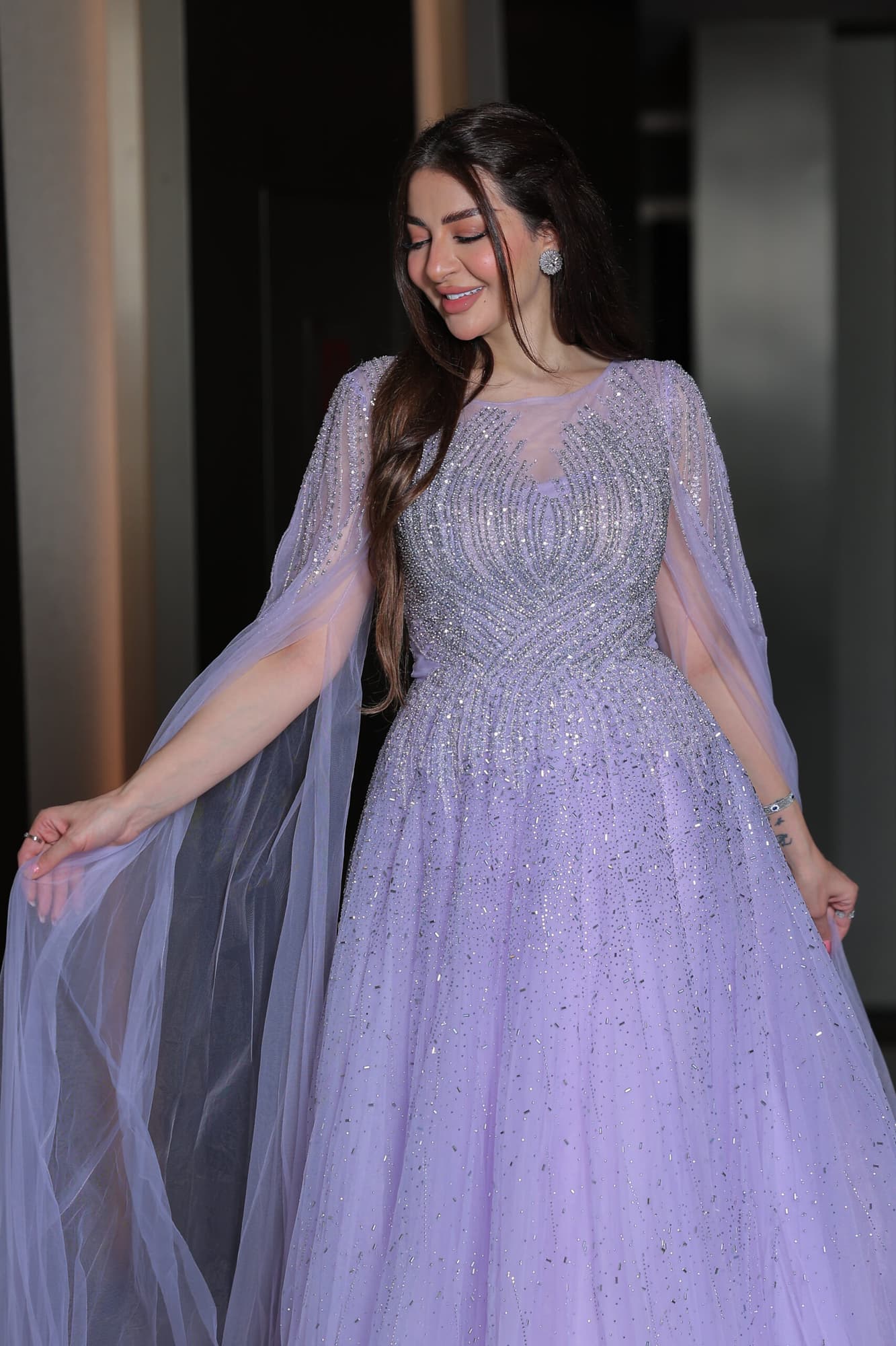 فستان سهرة خناقي بأكمام كيب طويلة مزين بفصوص براقة