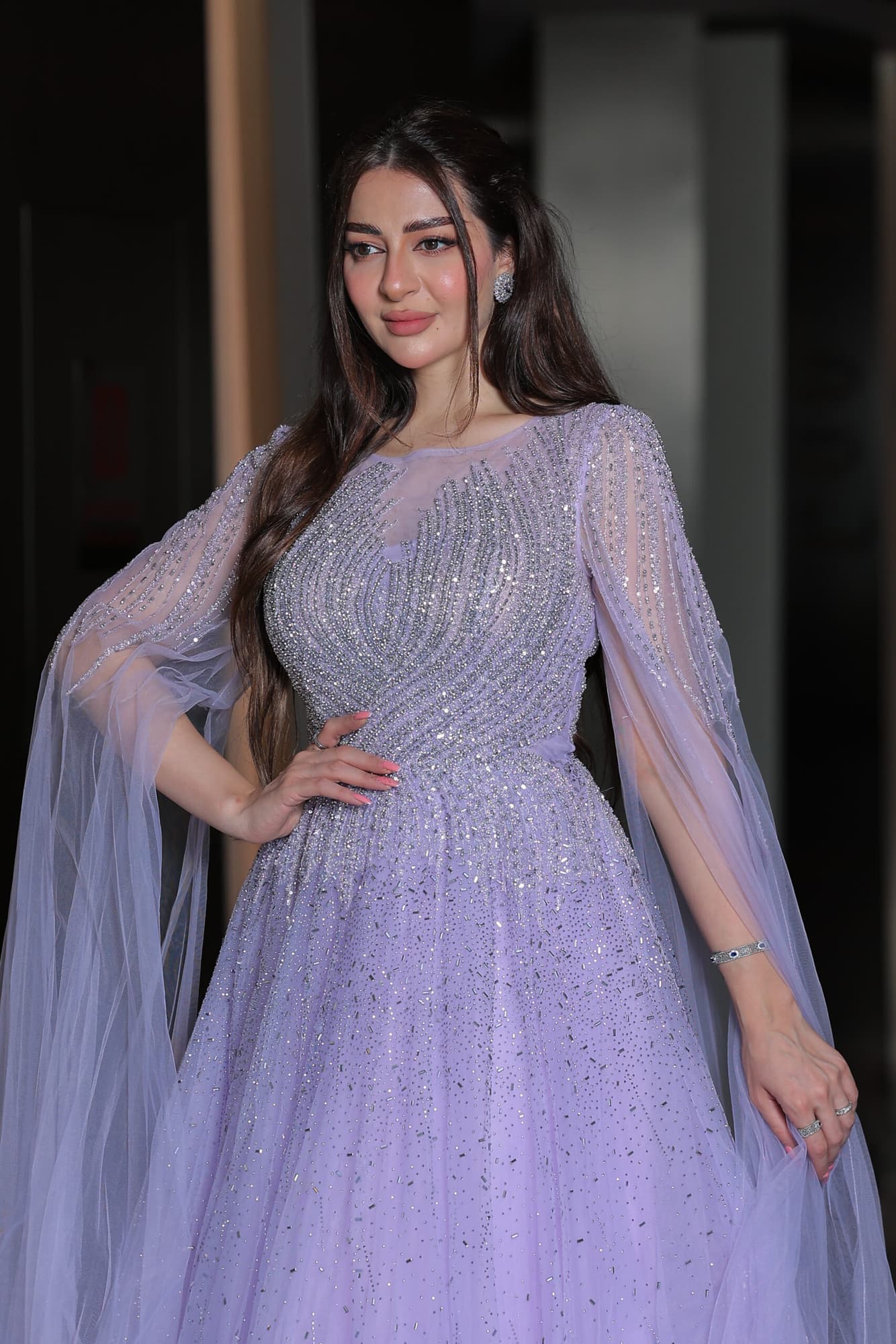 فستان سهرة خناقي بأكمام كيب طويلة مزين بفصوص براقة