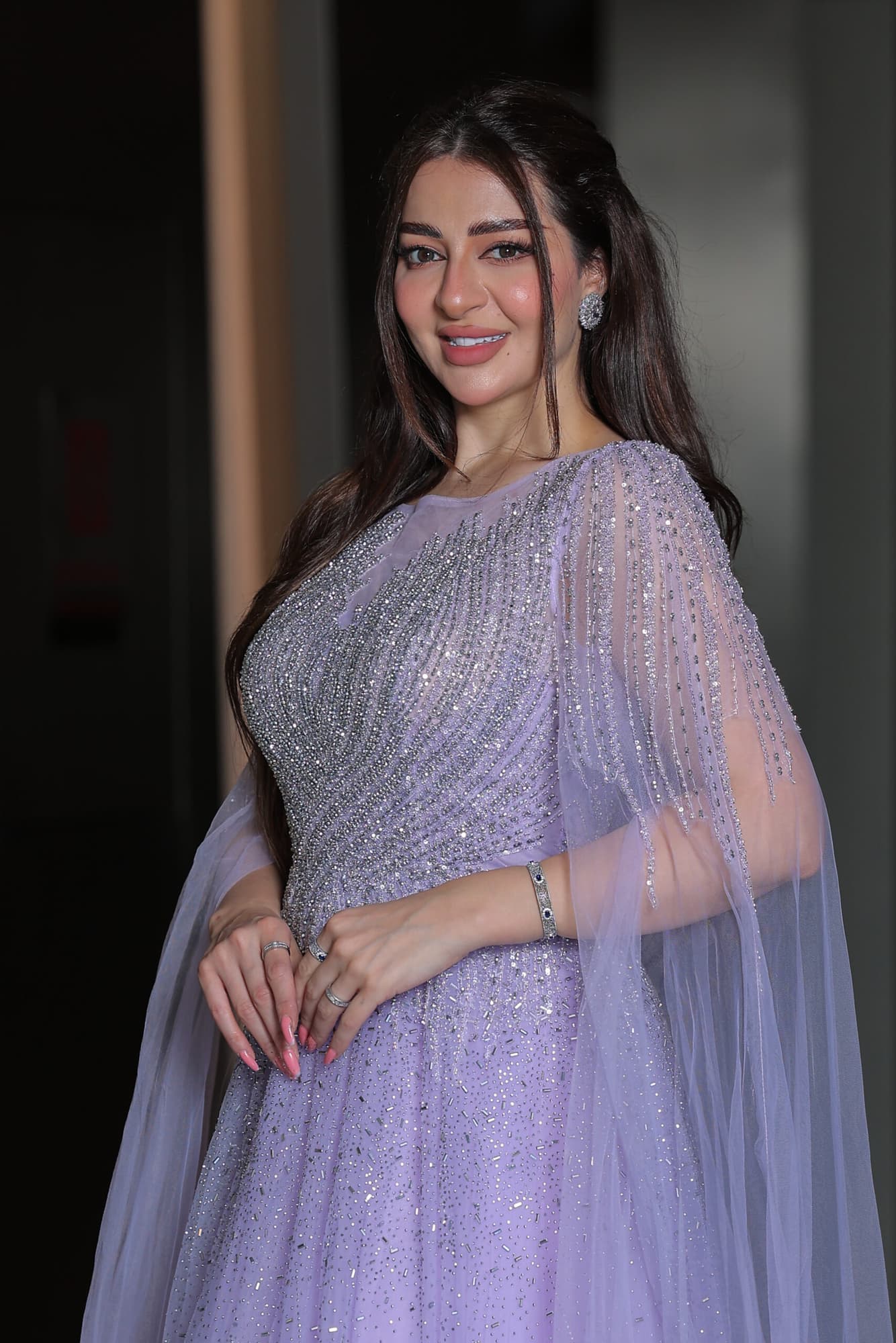 فستان سهرة خناقي بأكمام كيب طويلة مزين بفصوص براقة