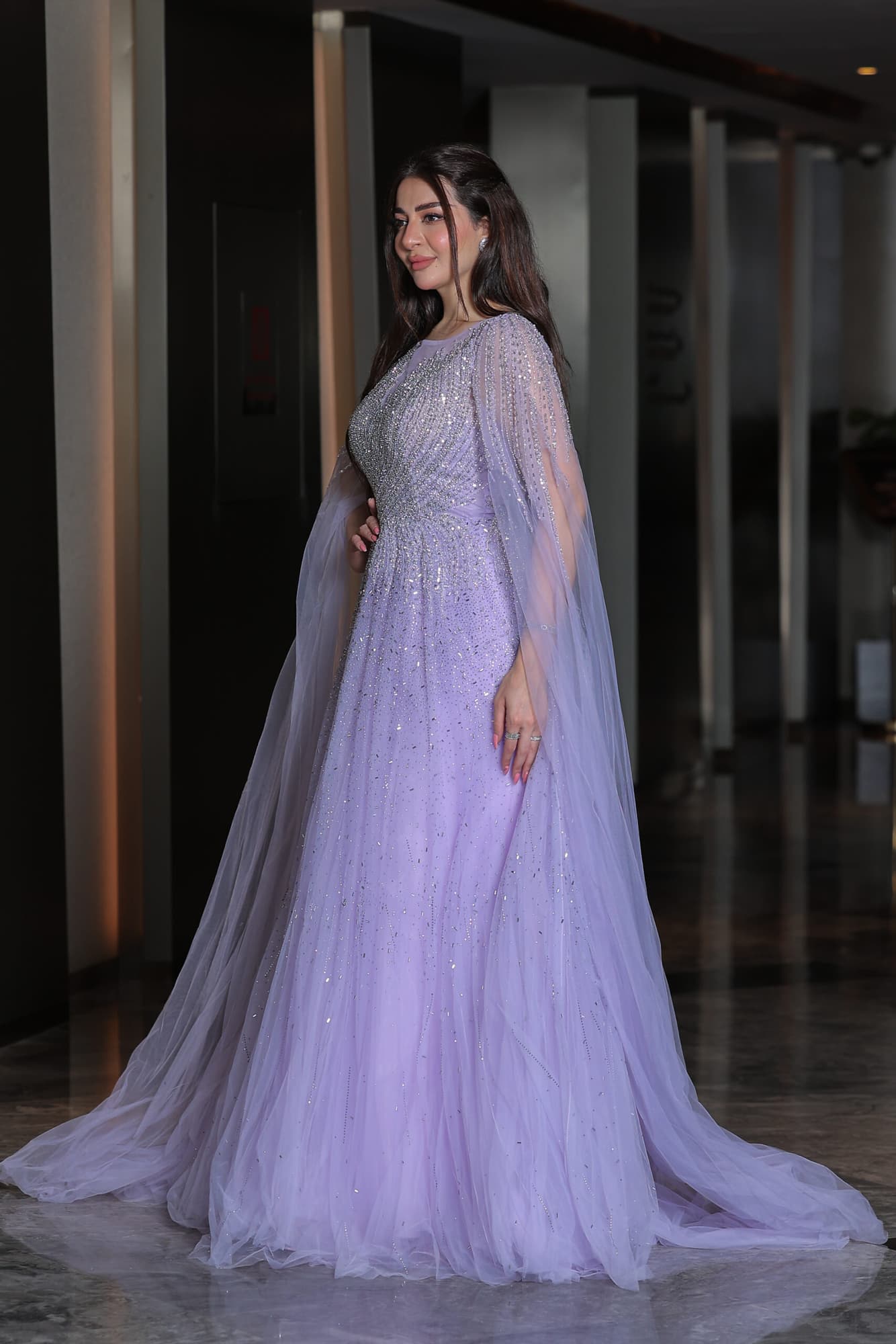 فستان سهرة خناقي بأكمام كيب طويلة مزين بفصوص براقة