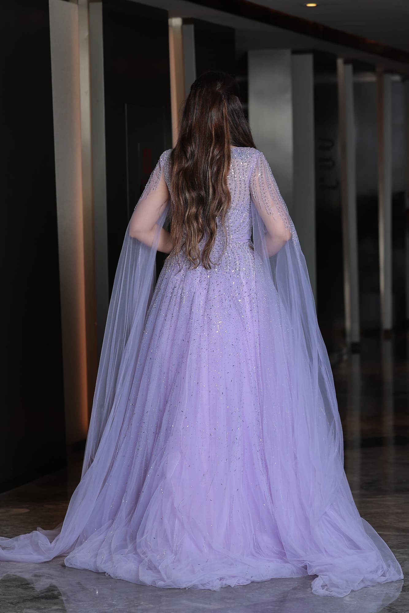 فستان سهرة خناقي بأكمام كيب طويلة مزين بفصوص براقة