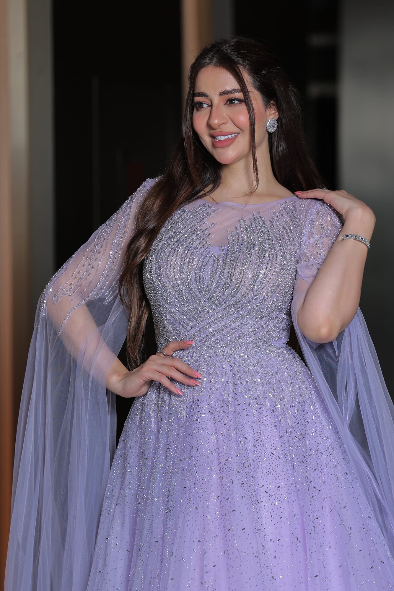 فستان سهرة خناقي بأكمام كيب طويلة مزين بفصوص براقة