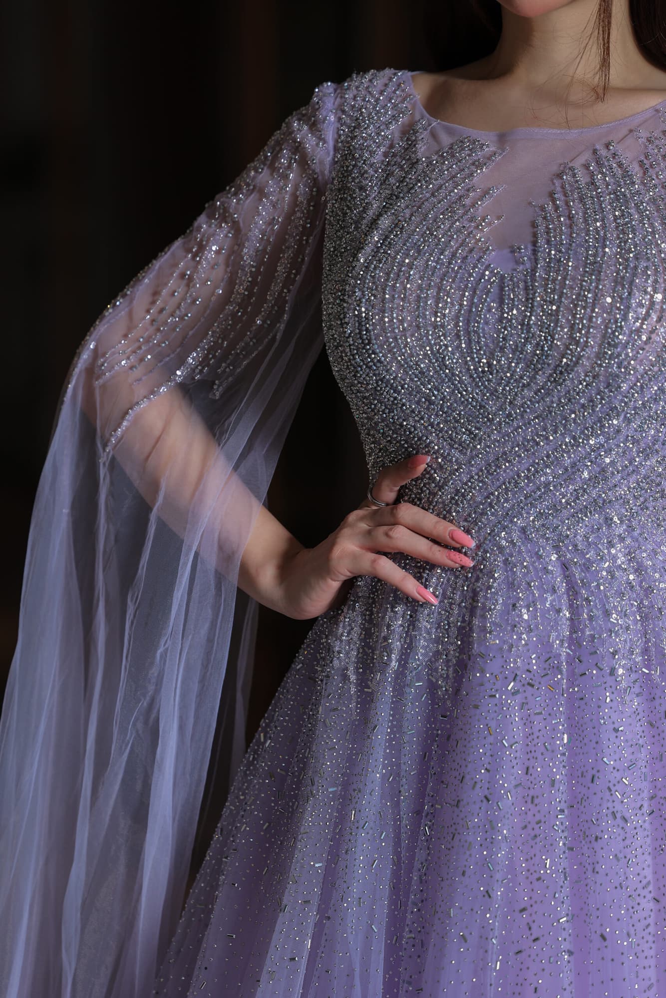 فستان سهرة خناقي بأكمام كيب طويلة مزين بفصوص براقة