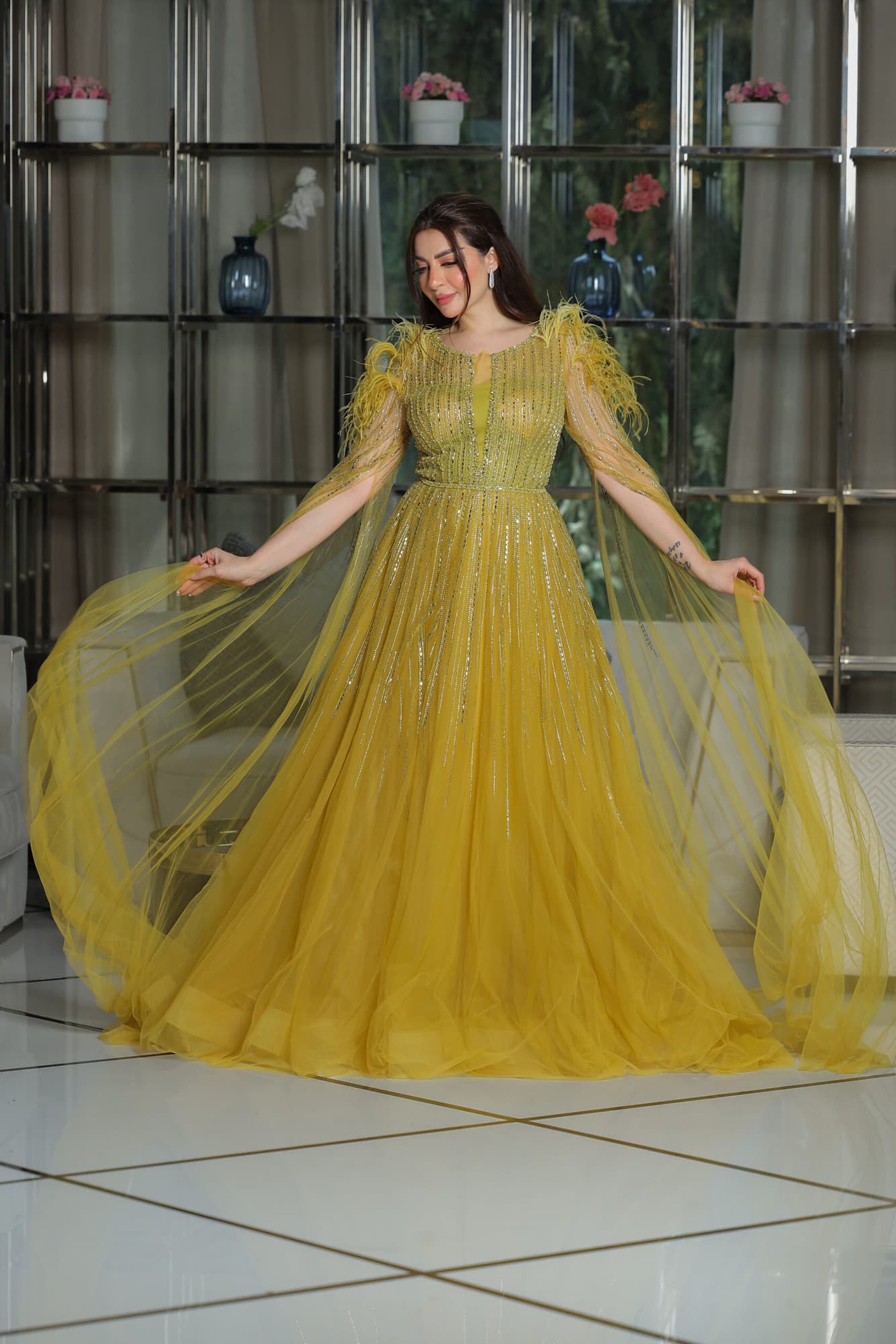 فستان سهرة مزين بالخرز اللامع باكتاف ريش