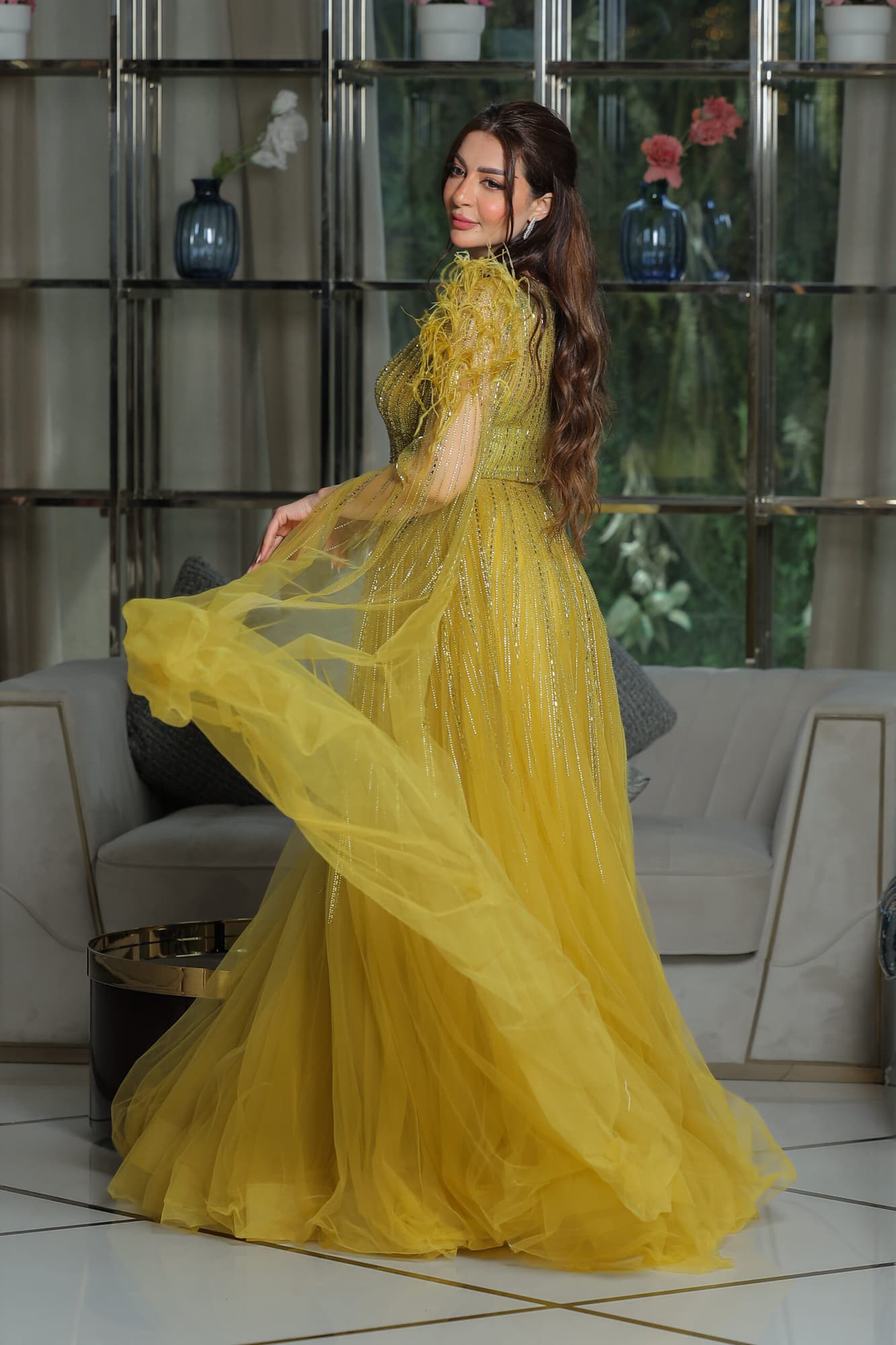 فستان سهرة مزين بالخرز اللامع باكتاف ريش