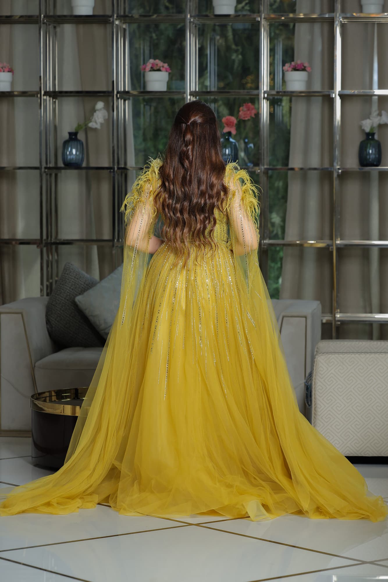 فستان سهرة مزين بالخرز اللامع باكتاف ريش