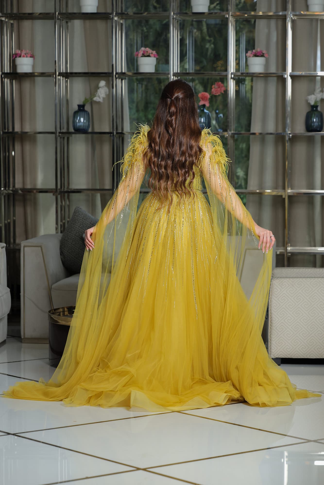 فستان سهرة مزين بالخرز اللامع باكتاف ريش