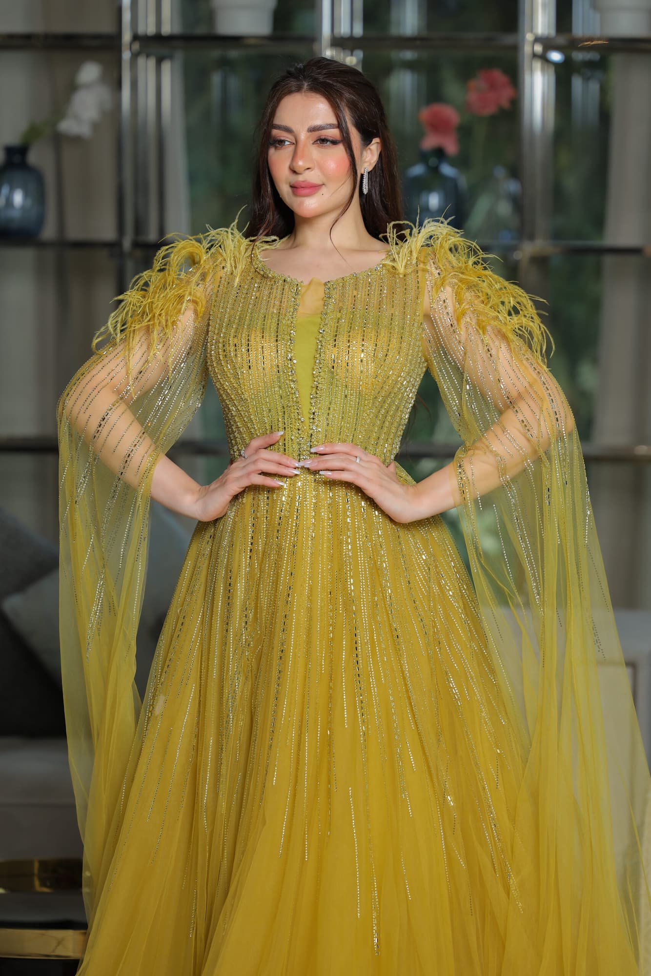 فستان سهرة مزين بالخرز اللامع باكتاف ريش