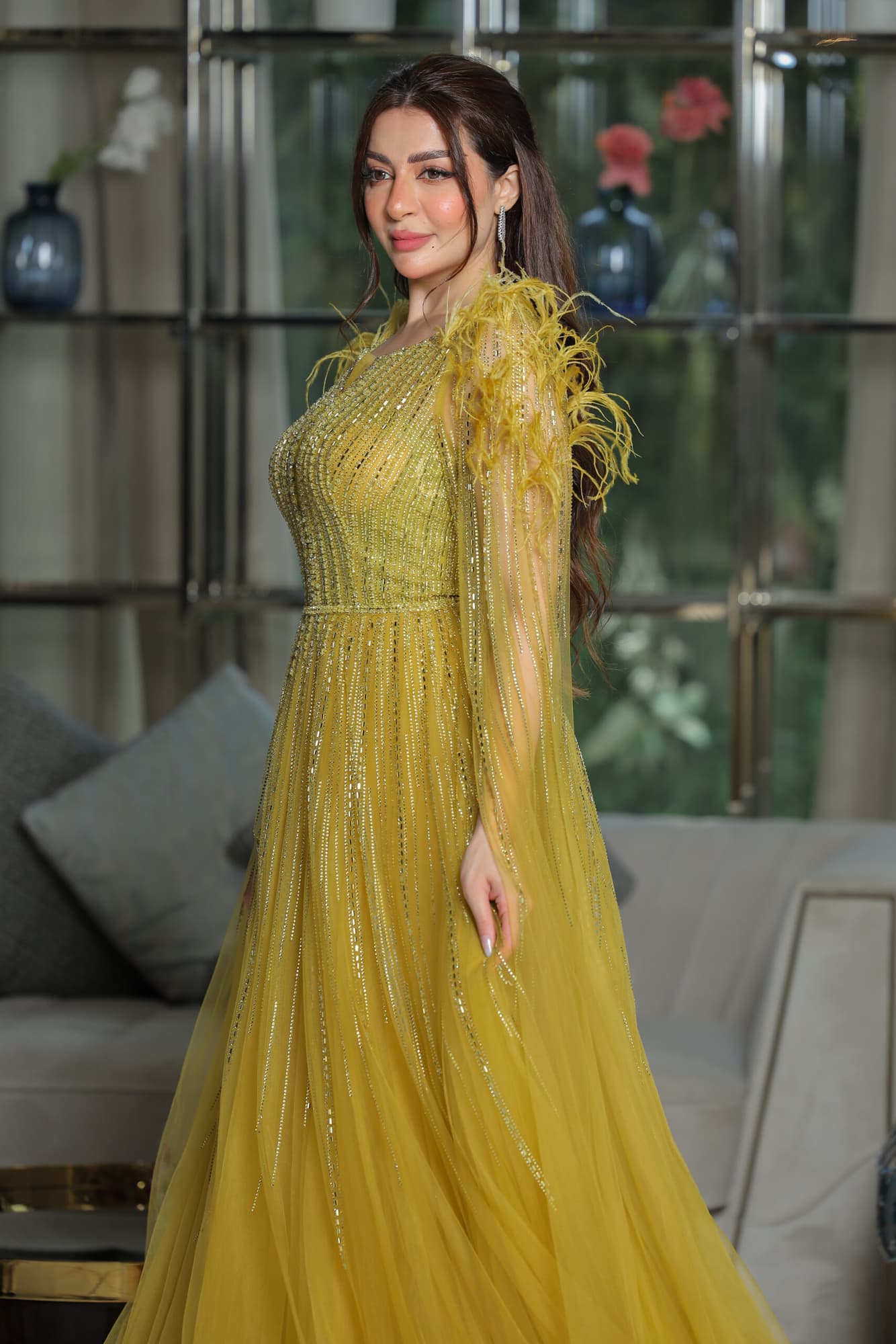 فستان سهرة مزين بالخرز اللامع باكتاف ريش