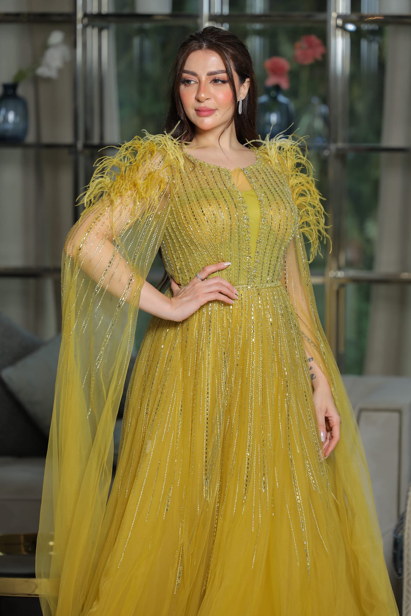 فستان سهرة مزين بالخرز اللامع باكتاف ريش