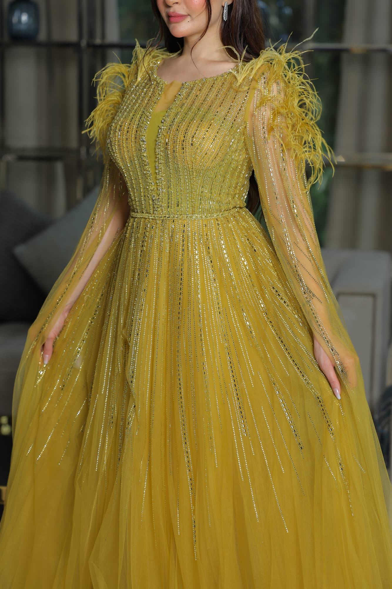 فستان سهرة مزين بالخرز اللامع باكتاف ريش