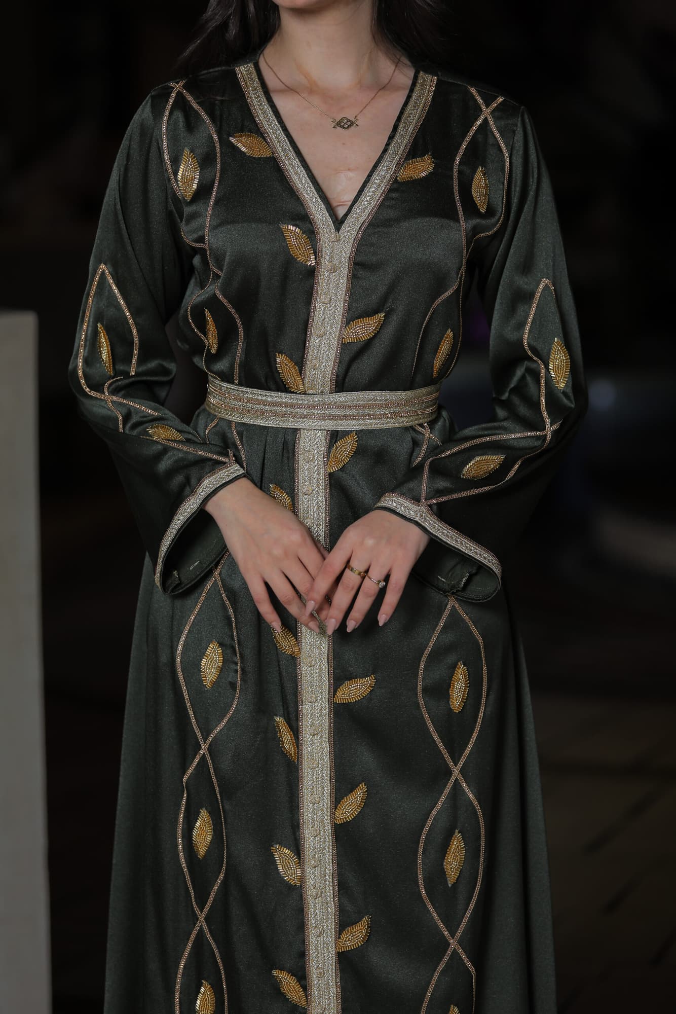 جلابية تطريز ذهبي شغل يدوي اخضر غامق